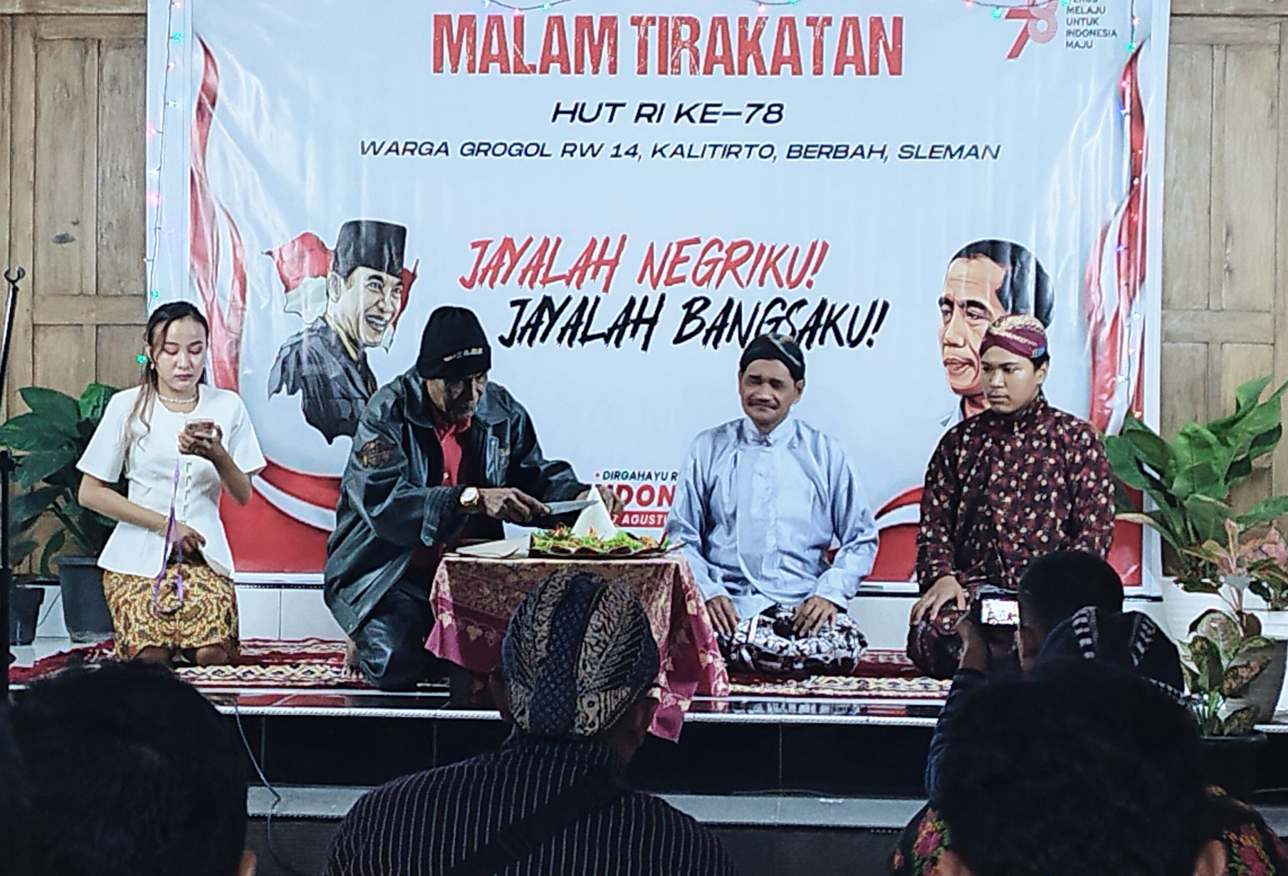 Sesepuh kampung Grogol potong tumpeng dalam acara malam tirakatan, Rabu, 16 Agustus 2023. (Foto: Serikat News) 