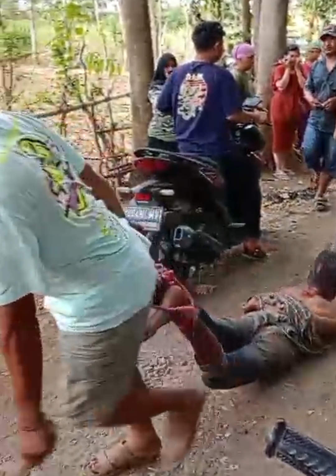 Pelaku pencurian kendaraan bermotor babak belur dihajar warga Desa Kadungrejo, Kecamatan Bantaran, Kabupaten Probolinggo, pada Rabu (30/8/2023). (Foto: Serikat News)