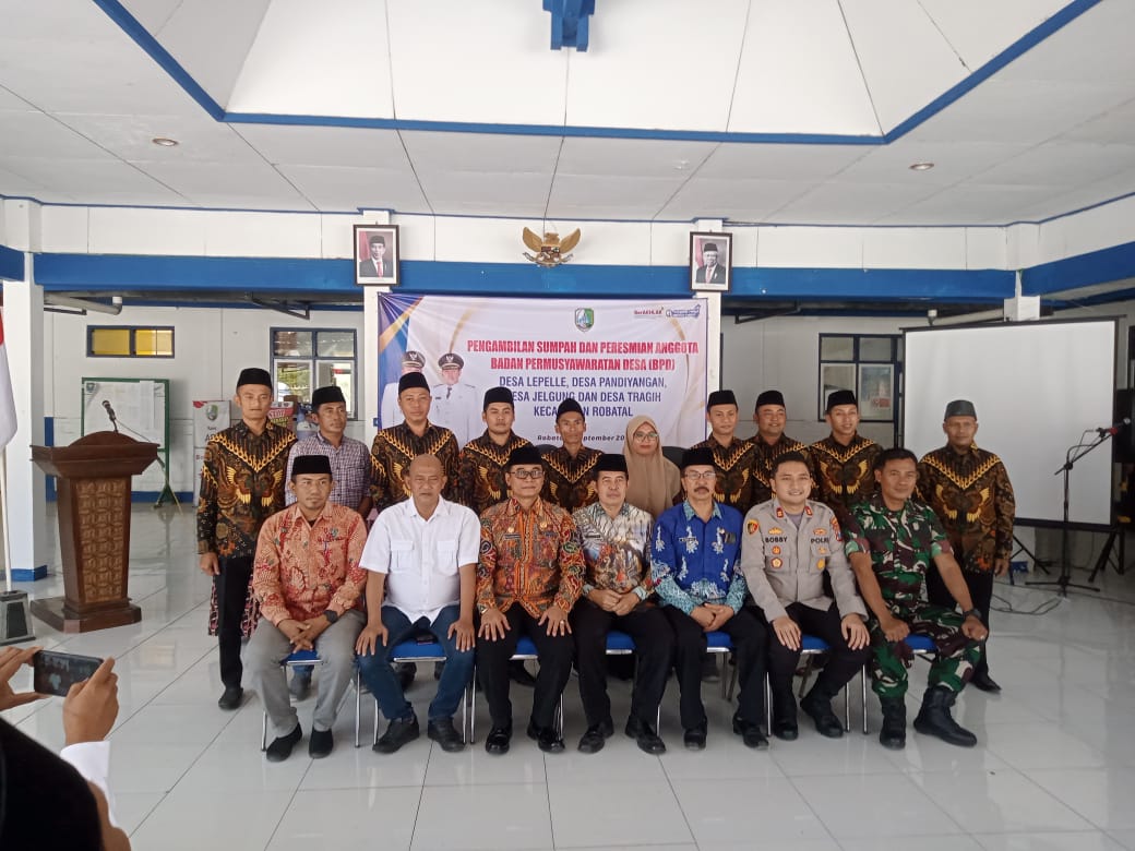 Anggota BPD Desa Leppelle Kecamatan, Kabupaten Sampang secara resmi dilantik di Pendopo Kecamatan Robatal, Jumat (1/9/2023). (Foto: Istimewa) 