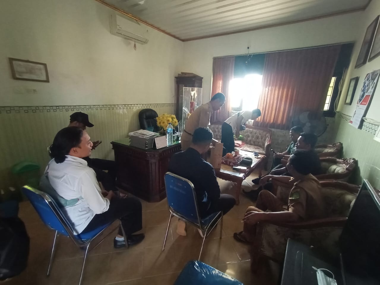 Organisasi Serikat Pemuda Peduli Desa (SP2D) audiens dengan pihak Kecamatan Guluk-guluk pada Senin (4/9/2023). (Foto: Serikat News) 