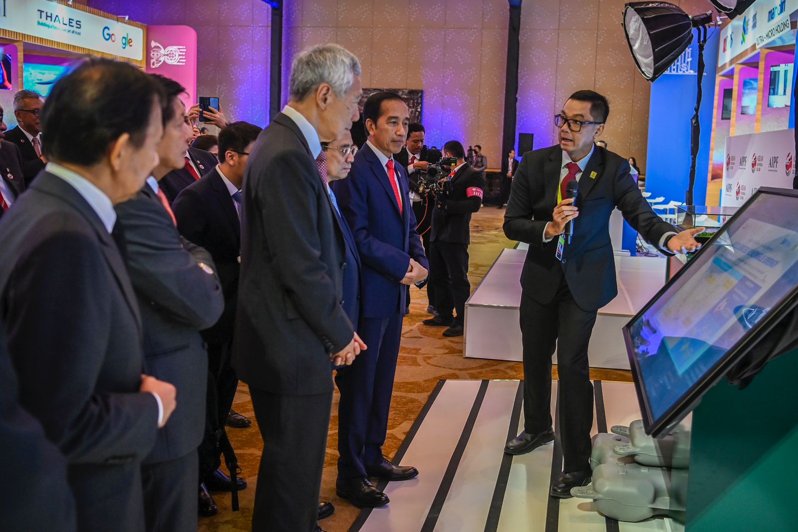 Direktur Utama PLN Darmawan Prasodjo, Presiden Republik Indonesia Joko Widodo, Perdana Menteri Vietnam Pham Minh Chinh, Perdana Menteri Singapura Lee Hsien Loong, Presiden Filipina Ferdinand Marcos Jr., dan Sultan Brunei Darussalam Hassanal Bolkiah. (Foto: Antara) 