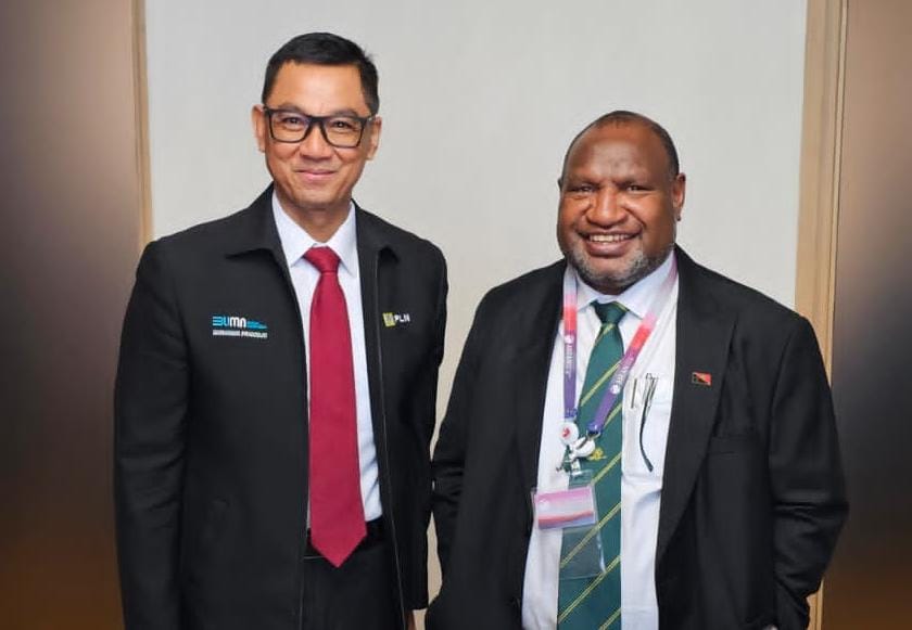 Direktur Utama PLN, Darmawan Prasodjo (kiri) bersama dengan Perdana Menteri Papua Nugini, James Marape (kanan) sesaat setelah pertemuan Indonesia dengan Pemerintah Papua Nugini, Kamis (7/9). (Foto: Istimewa) 