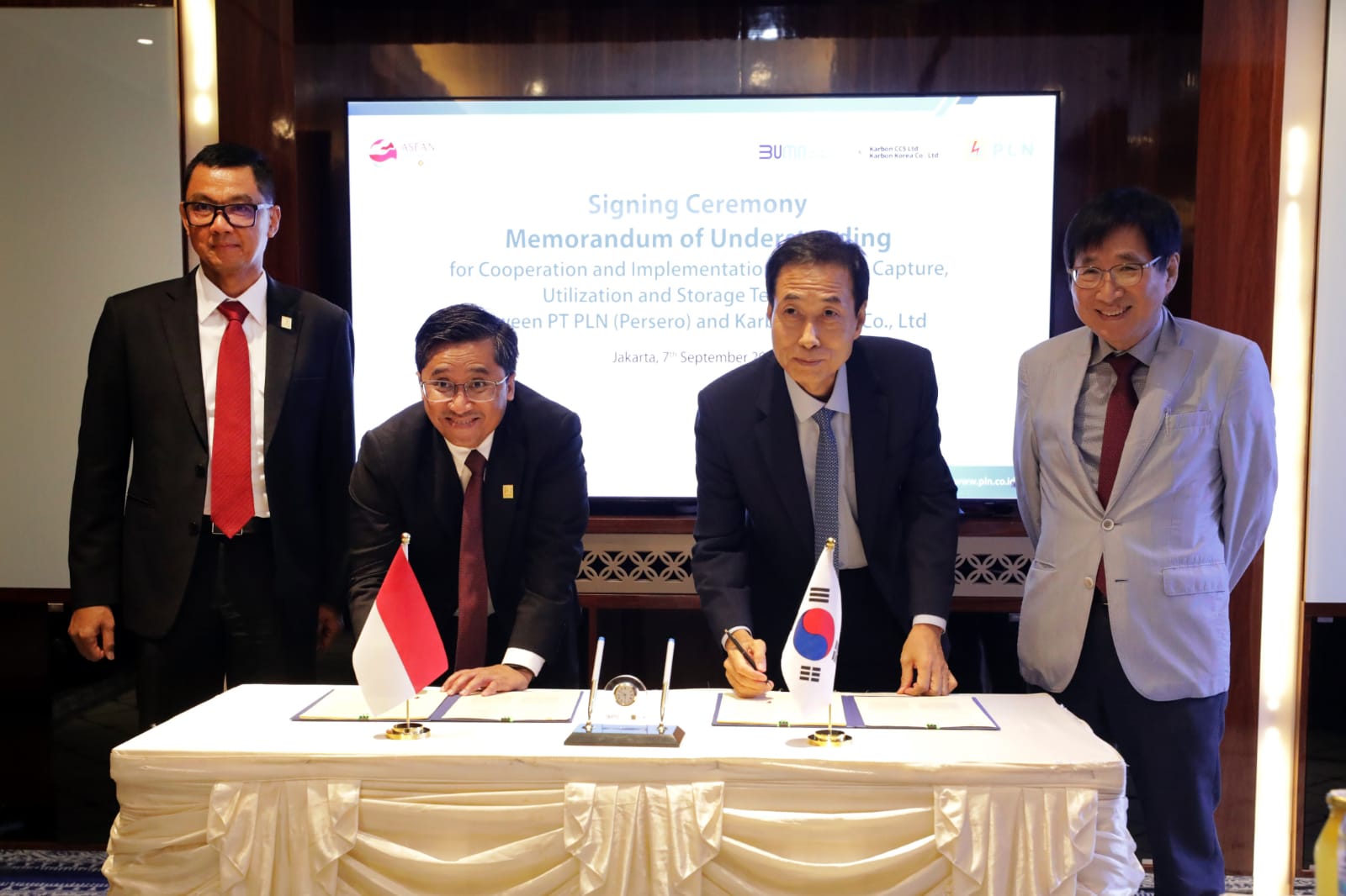 Direktur Perencanaan Korporat dan Pengembangan Bisnis PLN, Hartanto Wibowo (kedua dari kiri) dan Chief Executive Officer of Karbon Korea, Byung Jo Jung (kedua dari kanan) menandatangani nota kesepahaman (MoU) terkait impelementasi teknologi Carbon Capture, Utilizaton and Storage (CCUS), di Jakarta, Kamis (7/9). (Foto: Istimewa) 
