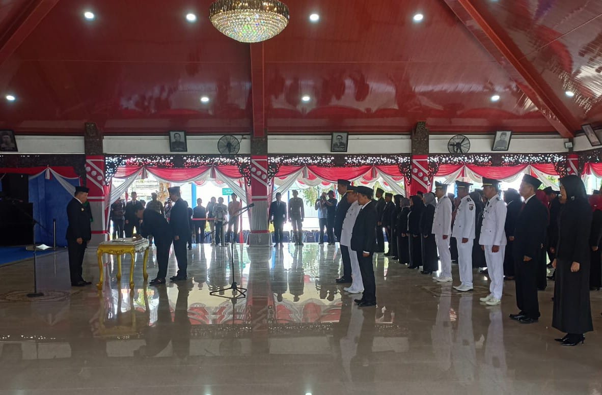 Pemkab Sampang mutasi promosi 79  Pejalabat, di Pendopo Trunojoyo Bupati Sampang, Jum'at (08/09/2023). (Foto: Istimewa) 