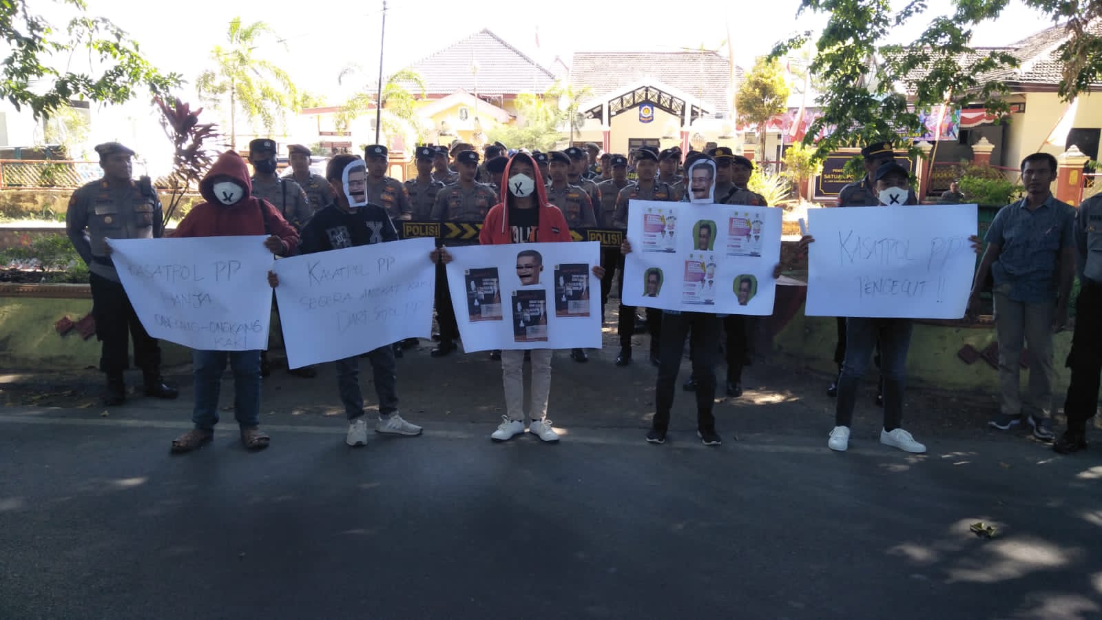 Gerakan Pemuda Sumenep (Gerpas) menggelar aksi bisu di depan kantor Satpol PP Sumenep, Jumat, 15 September 2023. (Foto: Serikat News) 