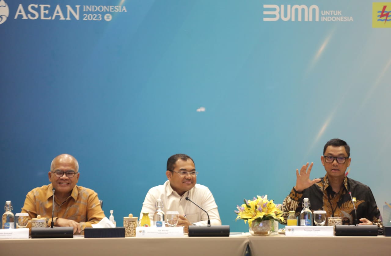 Komisaris Utama PLN Periode 2019-2023, Amien Sunaryadi, Deputi Bidang Sumber Daya Manusia, Teknologi dan Informasi Kementerian BUMN, Tedi Bharata, dan Direktur Utama PLN Darmawan Prasodjo saat Rapat Umum Pemegang Saham PLN pada Rabu (20/9). (Foto: Istimewa) 