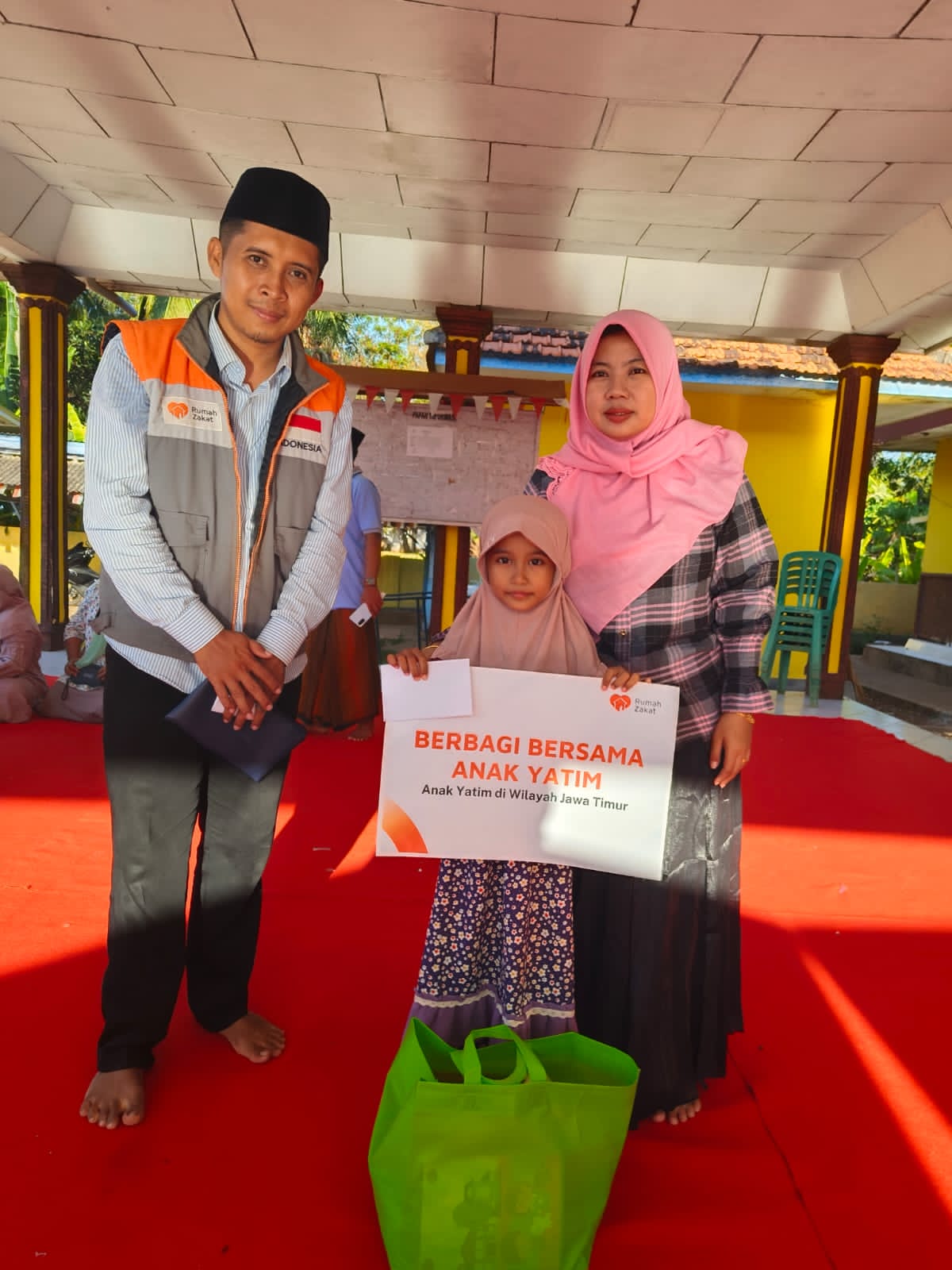 Pemdes Romben Guna dan Rumah Zakat Indonesia menyalurkan bantuan kepada puluhan anak yatim, Jumat (22/9/2023). (Foto: Istimewa) 