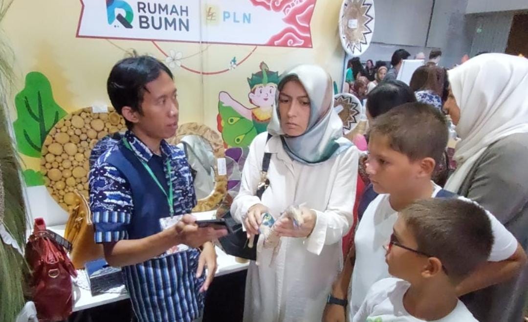 Salah seorang fasilitator dari Rumah BUMN Gunung Kidul tengah memperkenalkan produk-produk dari Usaha Mikro dan Kecil binaan PLN pada pengunjung di Festival Pasar Senggol Turki 2023 pada Minggu (10/9). (Foto: Istimewa) 