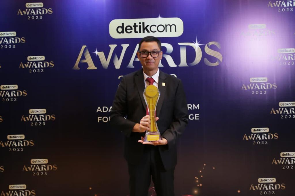 Direktur Utama PLN Darmawan Prasodjo  menerima penghargaan PLN sebagai perusahaan Terdepan dalam Wujudkan Transisi Energi pada Detikcom Awards 2023, Kamis (21/9) di Jakarta. (Foto: Istimewa) 