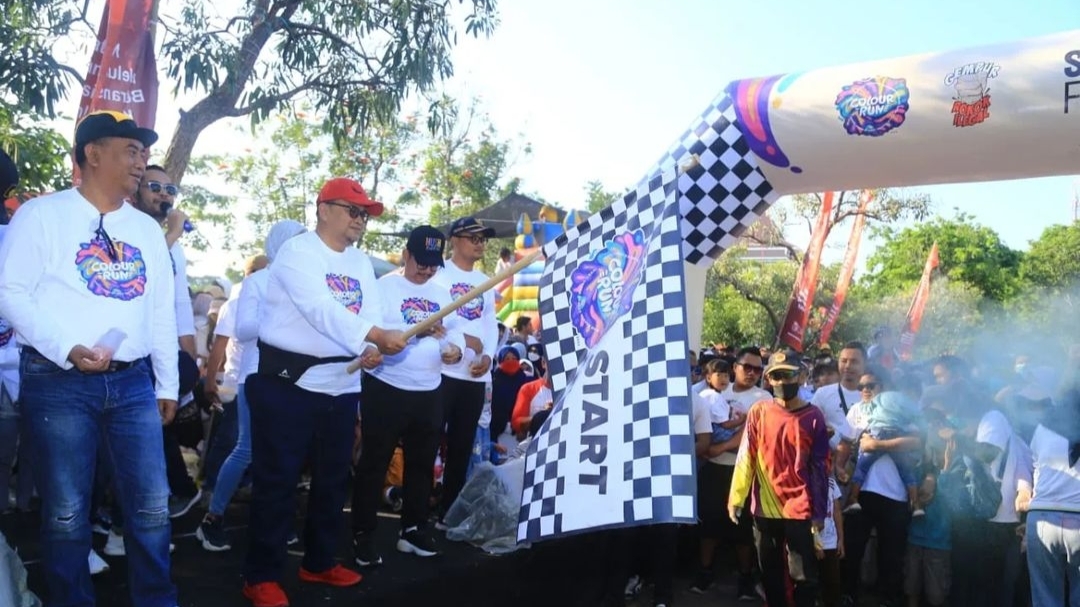 Plt Bupati Probolinggo HA Timbul Prihanjoko melepas ribuan peserta Colour Run 2023 Gempur Rokok Ilegal. (Foto: Istimewa) 