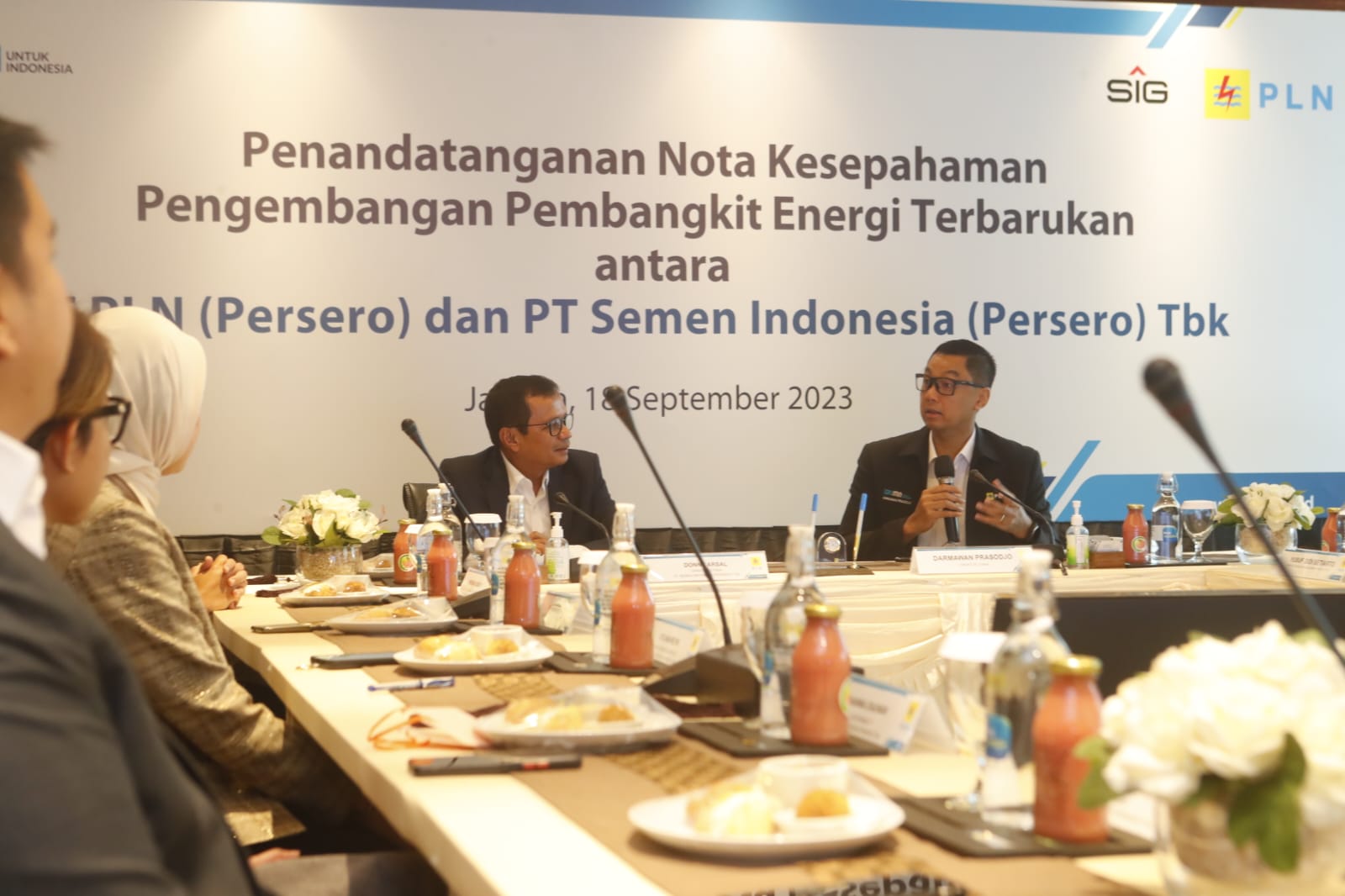 Dalam sambutannya, Direktur Utama PT PLN (Persero), Darmawan Prasodjo (kanan) menegaskan komitmen PLN untuk berkolaborasi dengan PT Semen Indonesia (Persero) Tbk (SIG) dalam hal penurunan emisi dan pengembangan EBT skala besar. Kolaborasi tersebut berpadu dalam menciptakan ketersediaan energi yang ramah lingkungan bagi industri di tanah air. (Foto/PLN)