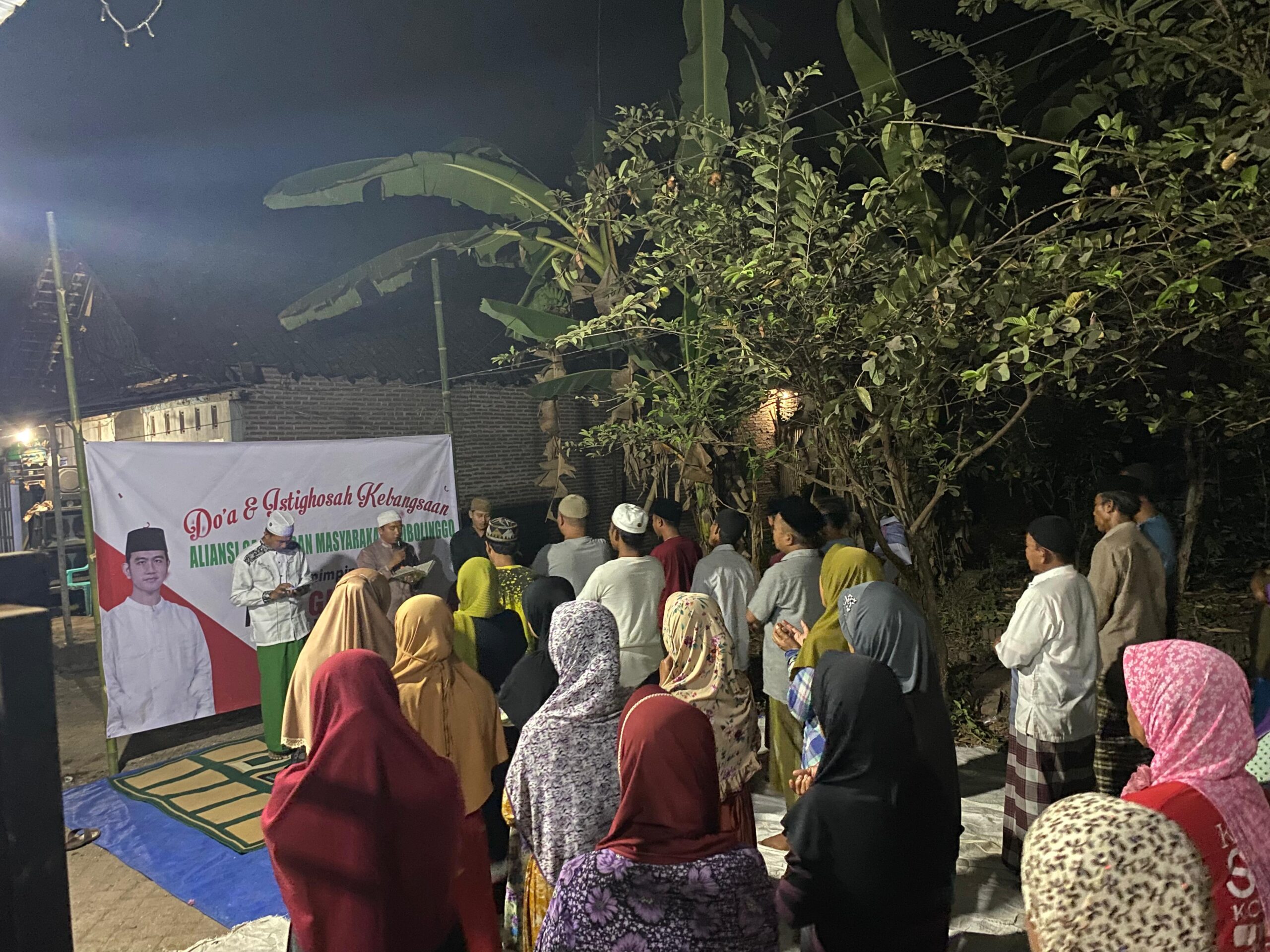 Masyarakat Desa Sumberkembar, Kecamatan Pakuniran, Kabupaten Probolinggo menggelar do'a dan istighosah bersama pada Sabtu (7/10/2023) malam. (Foto: Serikat News) 