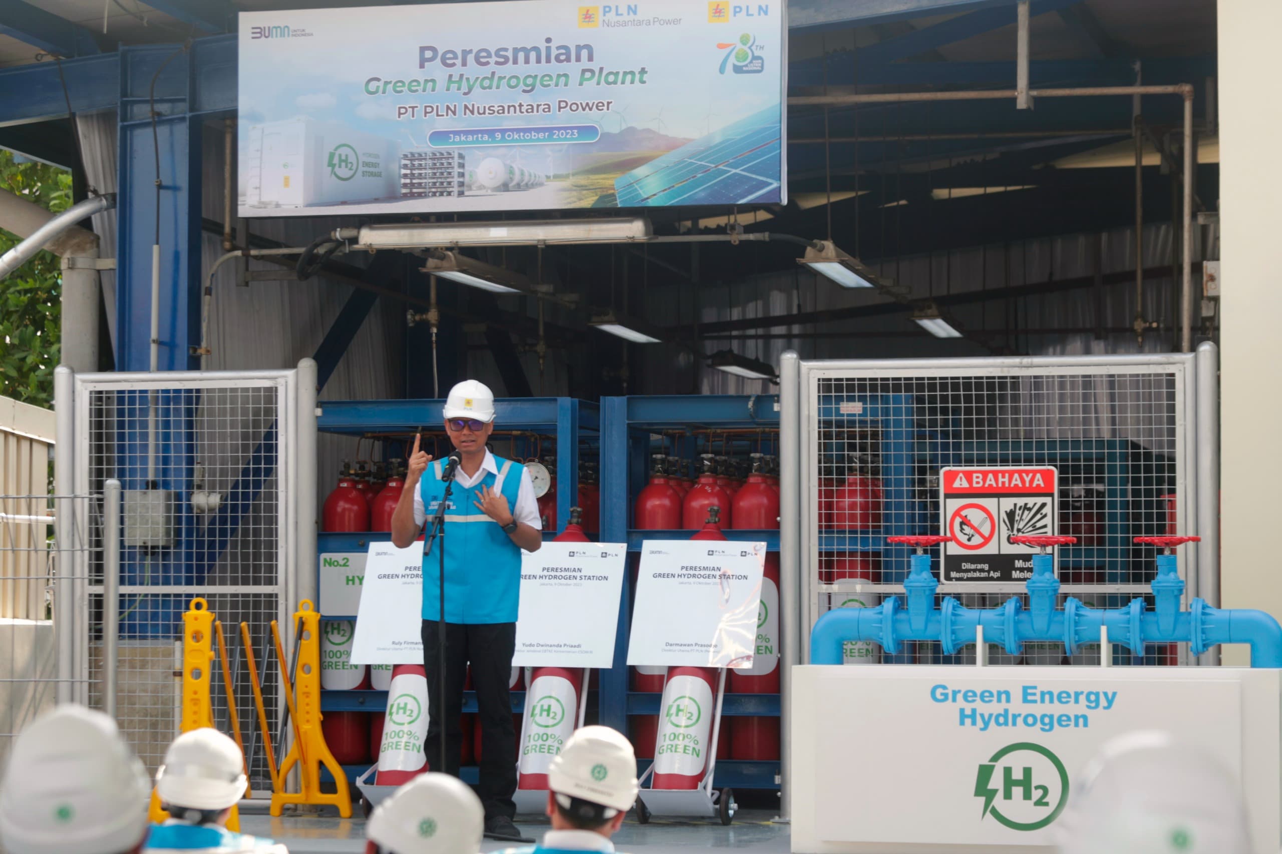 Direktur Utama PLN Darmawan Prasodjo saat menyampaikan sambutan dalam acara peresmian Green Hydrogen Plant pertama di Indonesia yang berlokasi di kawasan Pembangkit Listrik Tenaga Gas Uap (PLTGU) Muara Karang, Pluit, Jakarta, Senin (9/10). (Foto: Istimewa) 