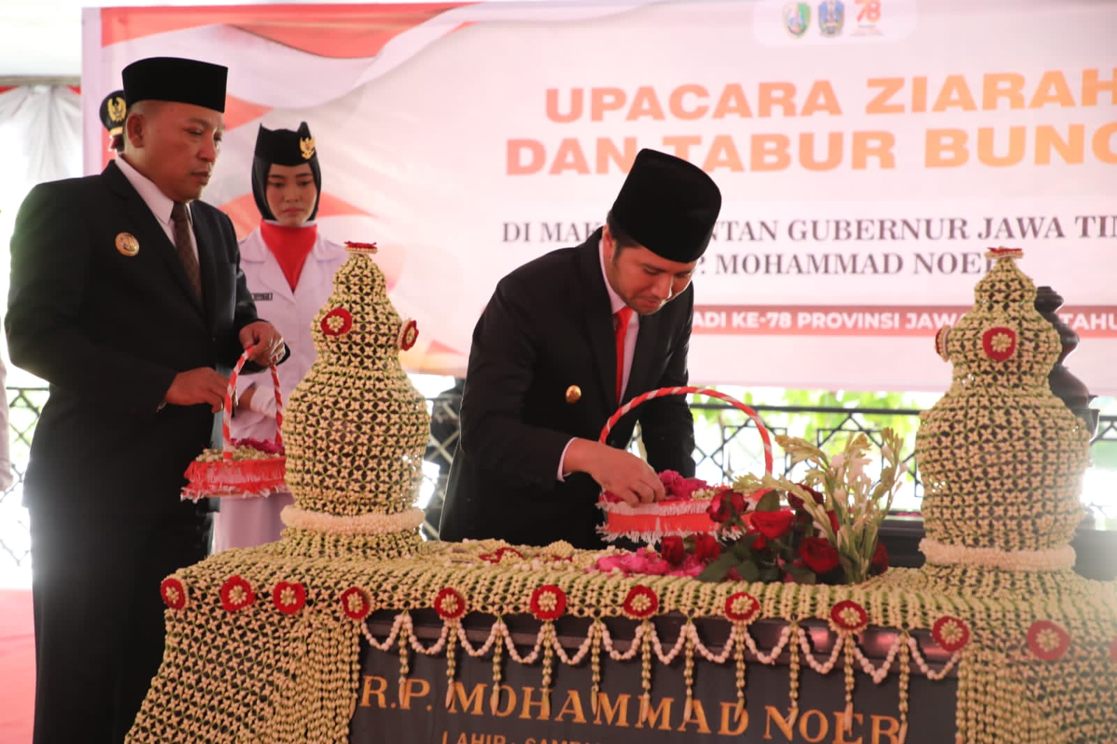 Bupati Sampang dampingi Wakil Gubernur Jawa Timur Emil Dardak ziarah ke Makam Mantan Gubernur Jawa Timur ke-7, RP Mohammad Noer. (Foto: Istimewa) 