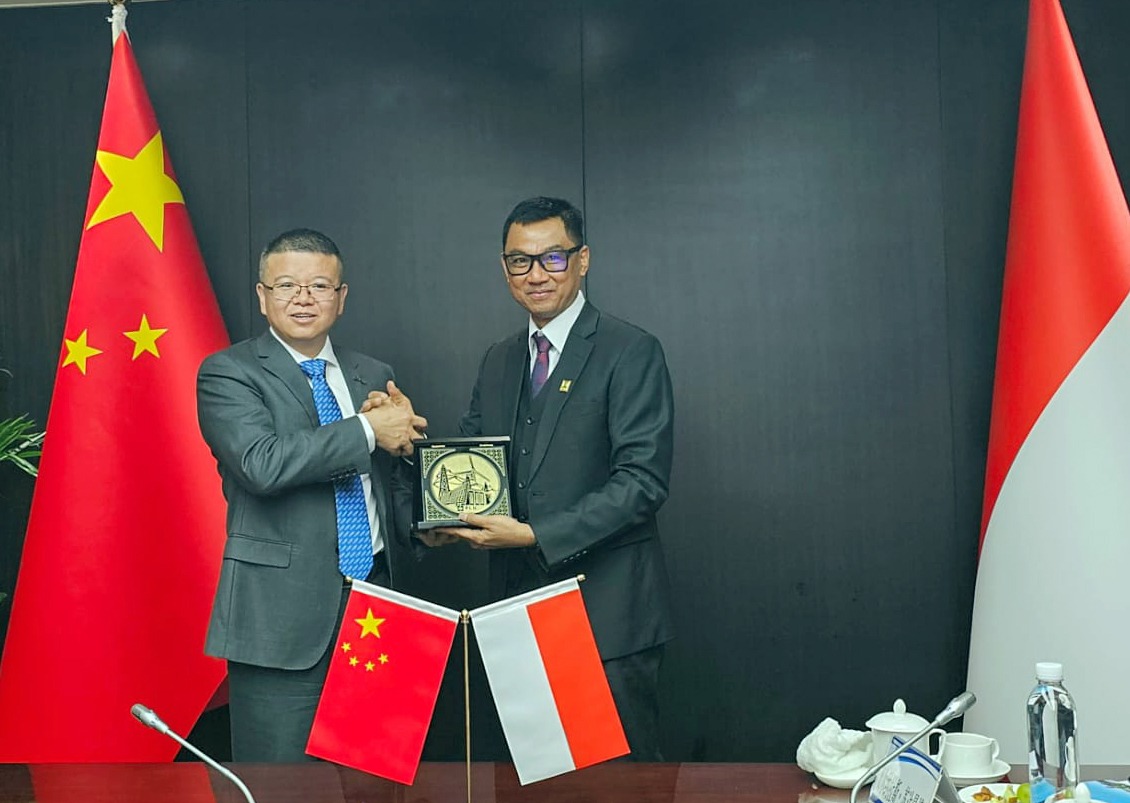 Direktur Utama PLN Darmawan Prasodjo menerima cinderamata dari President Tebian Electric Apparatus (TBEA) Co., Ltd, (TBEA) Huang Hanjie setelah menyaksikan penandatanganan Memorandum of Understanding (MoU) untuk penjajakan kerja sama studi pengembangan bisnis manufaktur kelistrikan dalam rangka mendorong percepatan transisi energi di Indonesia sebagai bagian dari agenda Indonesia-China Business Forum (ICBF) di Beijing, pada Selasa (17/10). (Foto: Istimewa) 