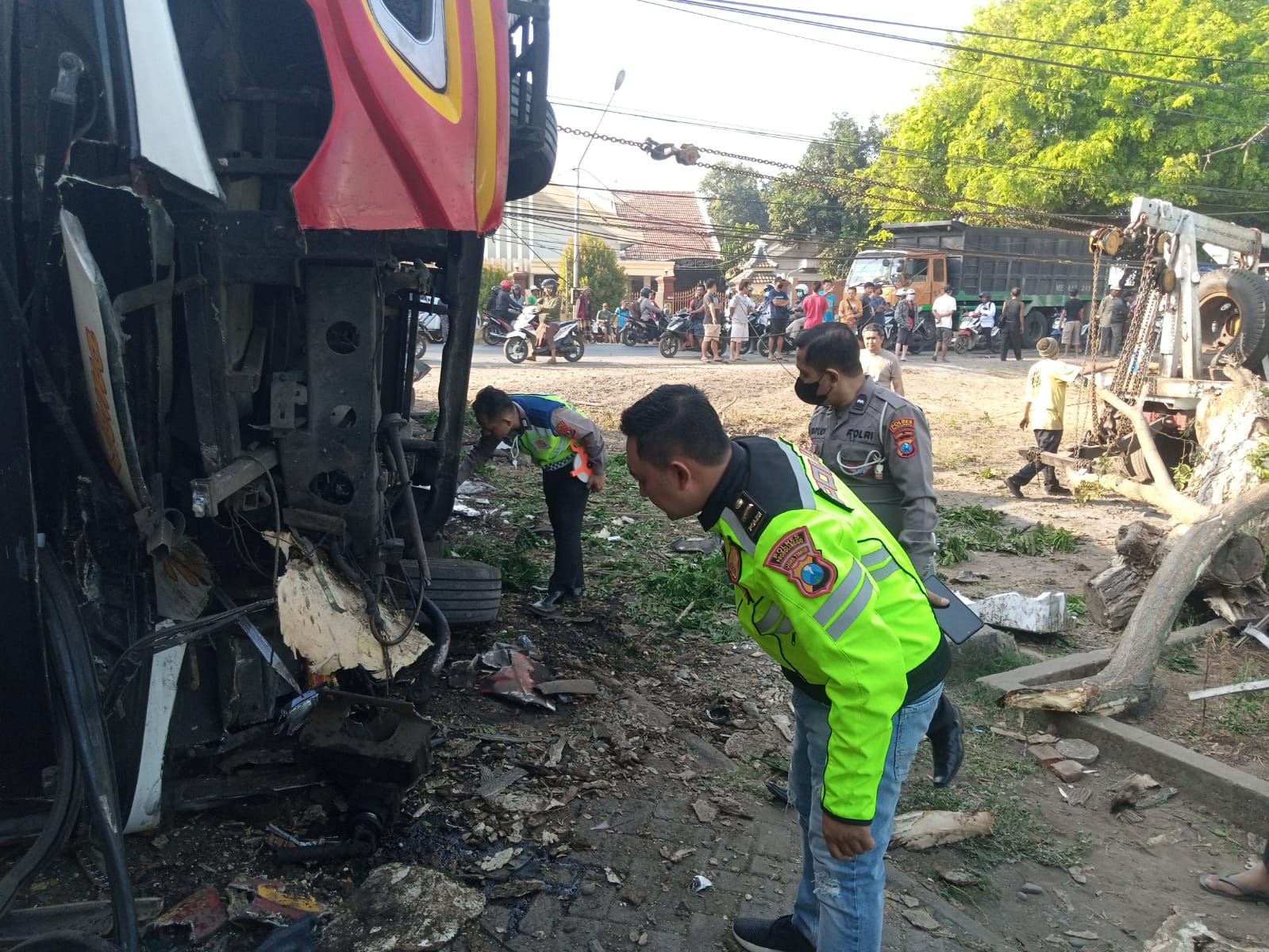 Bus berpenumpang 33 orang hantam pohon dan tiang. (Foto: Istimewa) 
