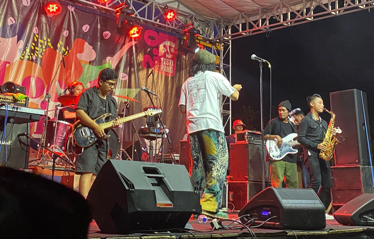 Konser musik reggae yang digelar oleh muda-mudai di Kabupaten Sampang, Minggu (29/10/2023) malam. (Foto: Istimewa) 