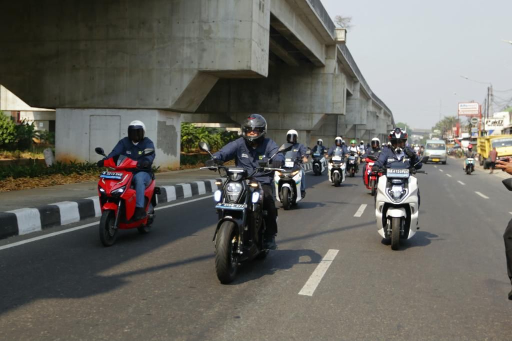 Direktur Utama PLN Darmawan Prasodjo (tengah depan) bersama Direksi Holding, Subholding, Anak Usaha serta pegawai PLN melanjutkan acara peluncuran program menuju 100 persen kendaraan listrik operasional dengan touring 'Pakai Molis' dari Kota Jakarta menuju Kota Bandung berkolaborasi dengan berbagai Agen Tunggal Pemegang Merek (ATPM) pada Minggu, (29/10). (Foto: Istimewa) 