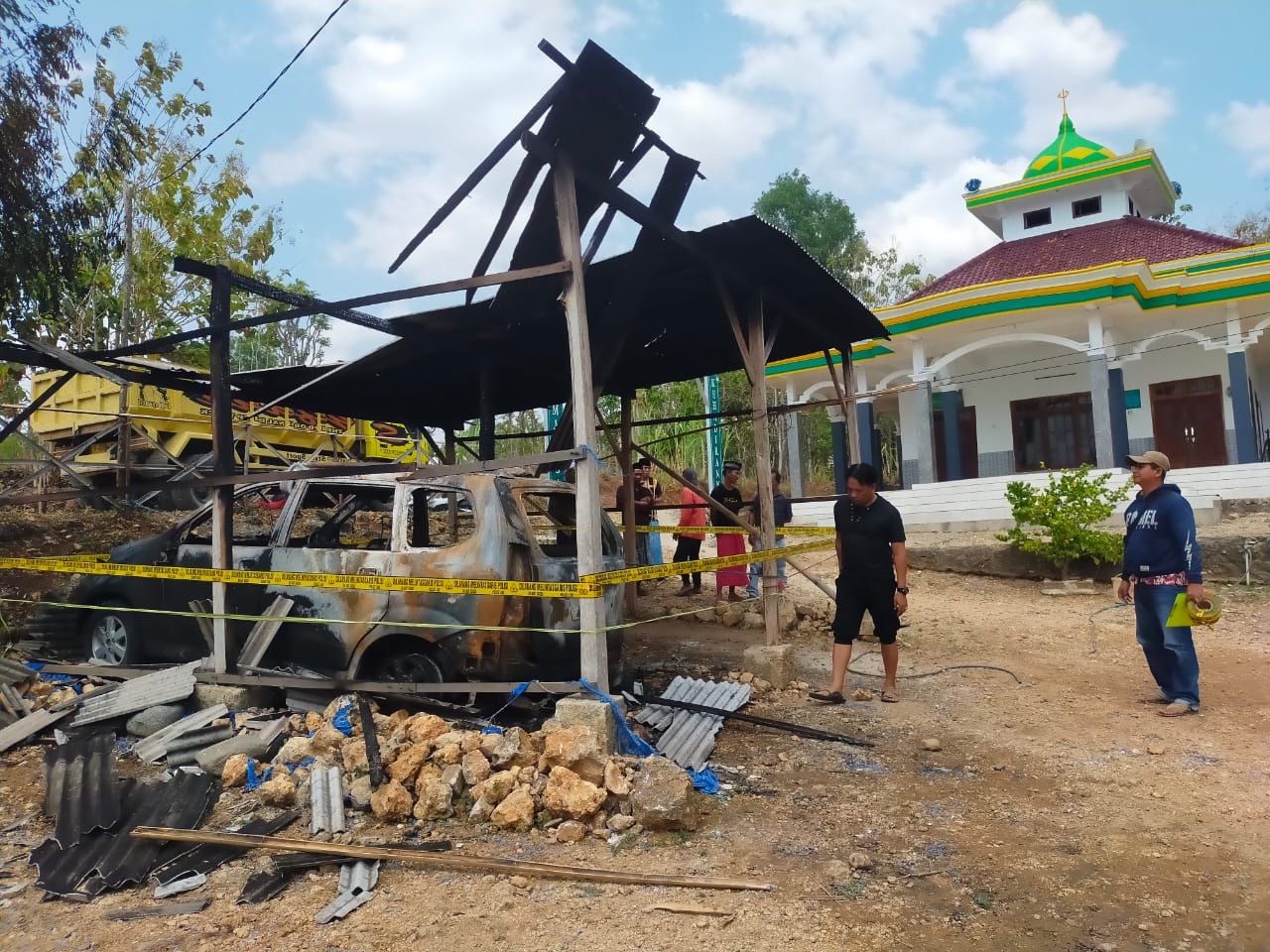 Polres Sampang menggelar olah TKP kasus terbakarnya mobil milik Ahmad Bahri, tokoh agama di Desa Paopale Laok, Kecamatan Ketapang, Kabupaten Sampang, pada Minggu (15/10/2023). (Foto: Istimewa)