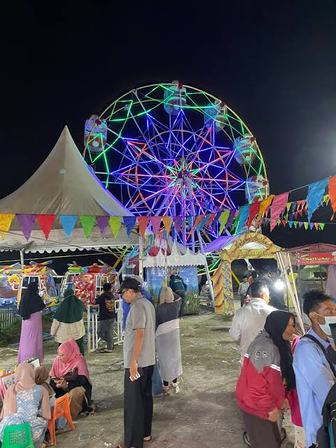 Wahana permainan pasar malam Alun-alun Desa Gumawang. (Foto: Serikat News) 