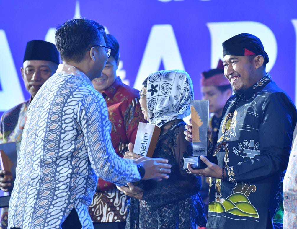 Bupati Sumenep menerima anugerah sebagai Pengembang Warisan Budaya. (Foto: Istimewa) 