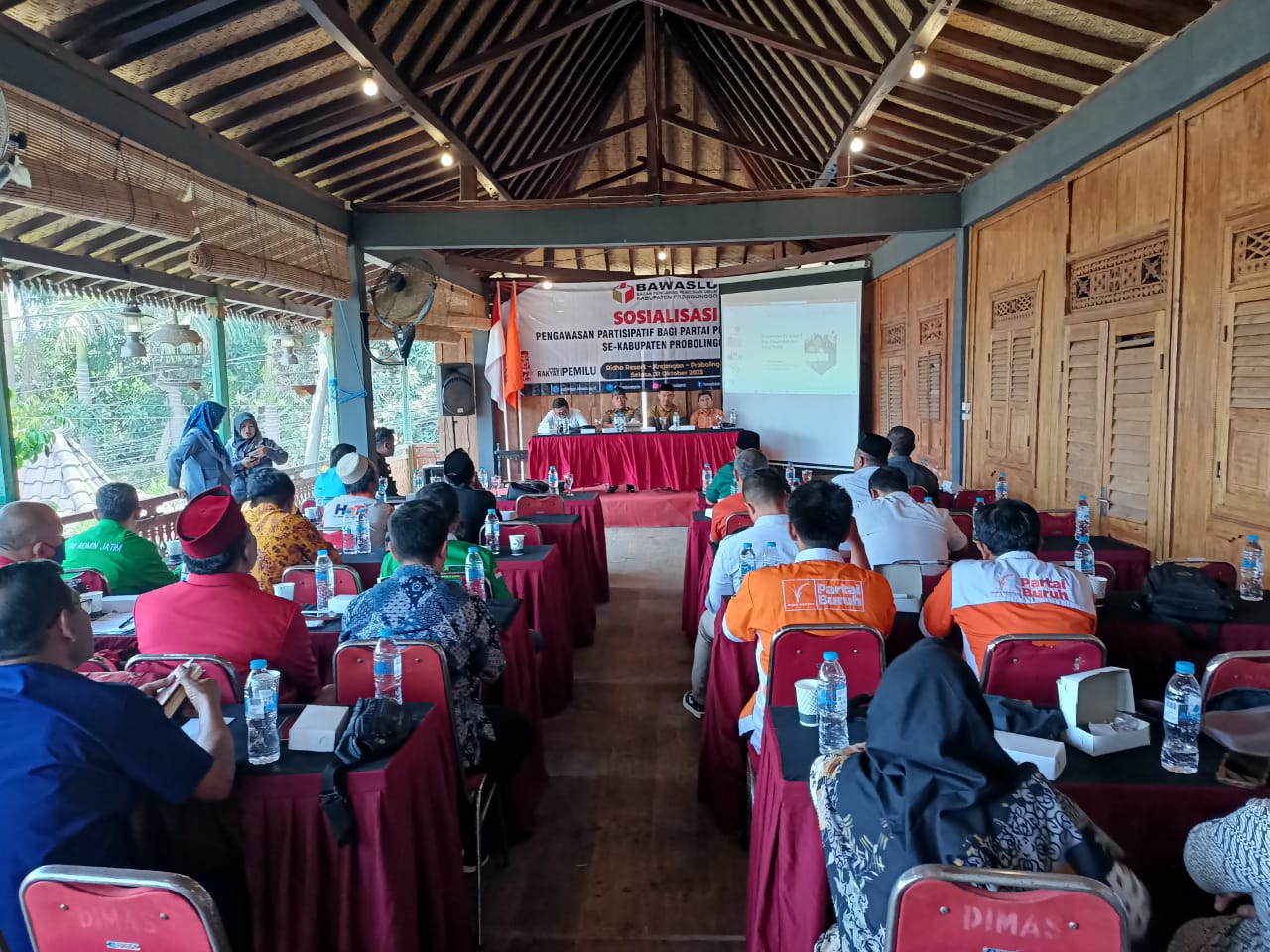 Sosialisasi pengawasan partisipatif bagi partai politik se- Kabupaten Probolinggo, Senin (31/10/2023). (Foto: Istimewa)