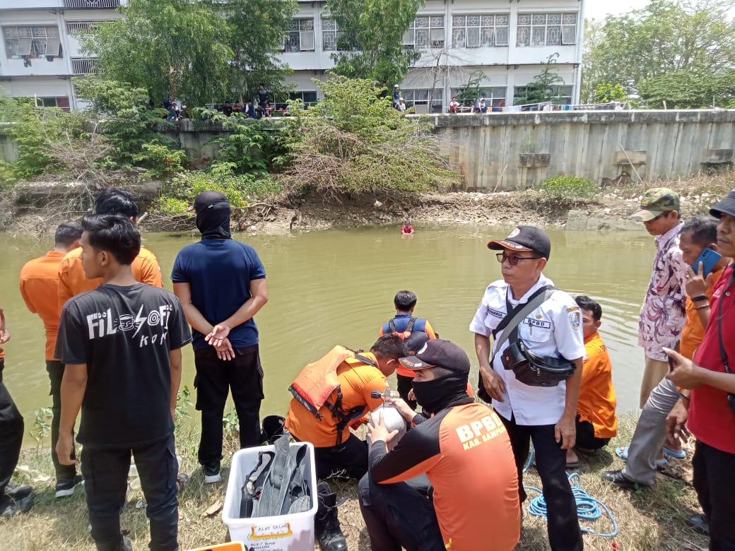 Seorang pelajar tewas tenggelam saat mandi di sungai Jl Sejahtera Kelurahan Rontengah, Sampang, Rabu (1/11/2023). (Foto: Istimewa) 