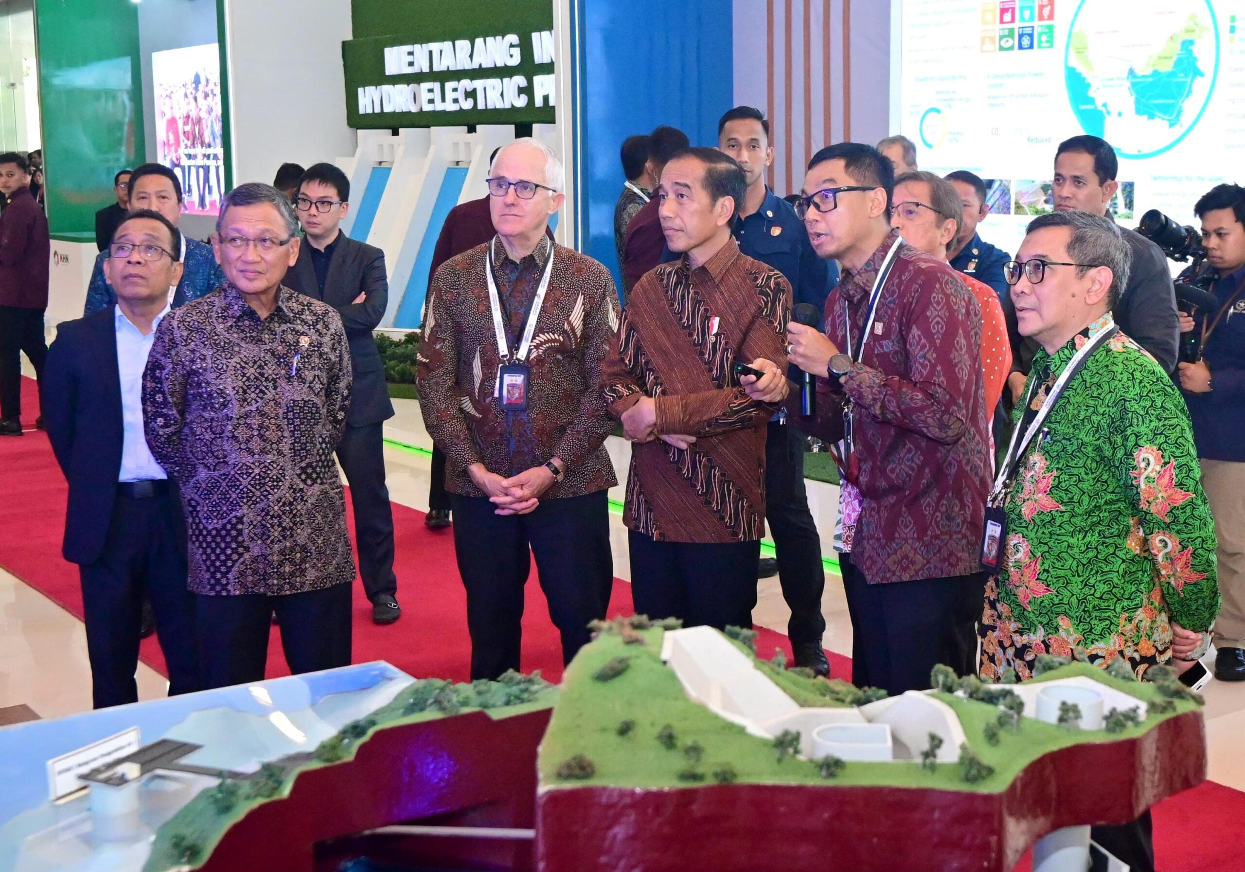 Presiden Joko Widodo (ketiga dari kanan), Menteri Sekretaris Negara Pratikno (paling kiri), Menteri Energi Energi dan Sumber Daya Mineral Arifin Tasrif (kedua dari kiri), Direktur Jenderal Energi Baru, Terbarukan dan Konservasi Energi KESDM Yudo Dwinanda Priaadi (paling kanan) dan President of International Hydropower Association Malcolm Turnbull (ketiga dari kiri) ketika mendengarkan paparan dari Direktur Utama PLN Darmawan Prasodjo (kedua dari kanan) pada rangkaian World Hydropower Congress 2023 di Nusa Dua, Bali pada Selasa (31/10). (Foto: Istimewa) 