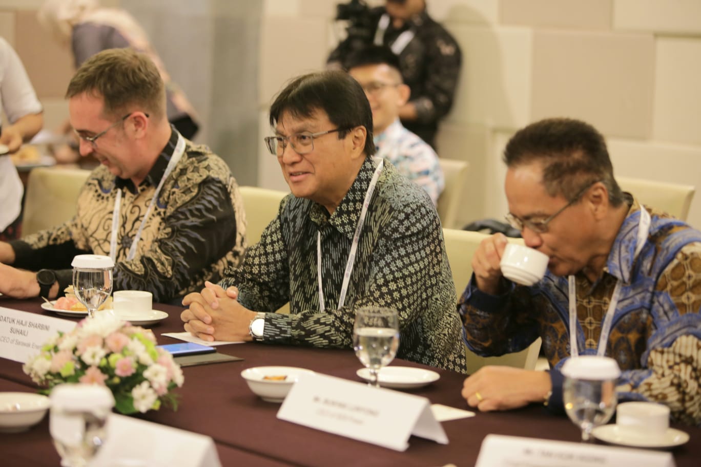 CEO Sarawak Energy Group, Datuk Haji Sharbini Suhaili (tengah) mengatakan, energi baru terbarukan merupakan energi yang harus terus dioptimalkan guna menjawab tantangan perubahan iklim. (Foto: Istimewa) 