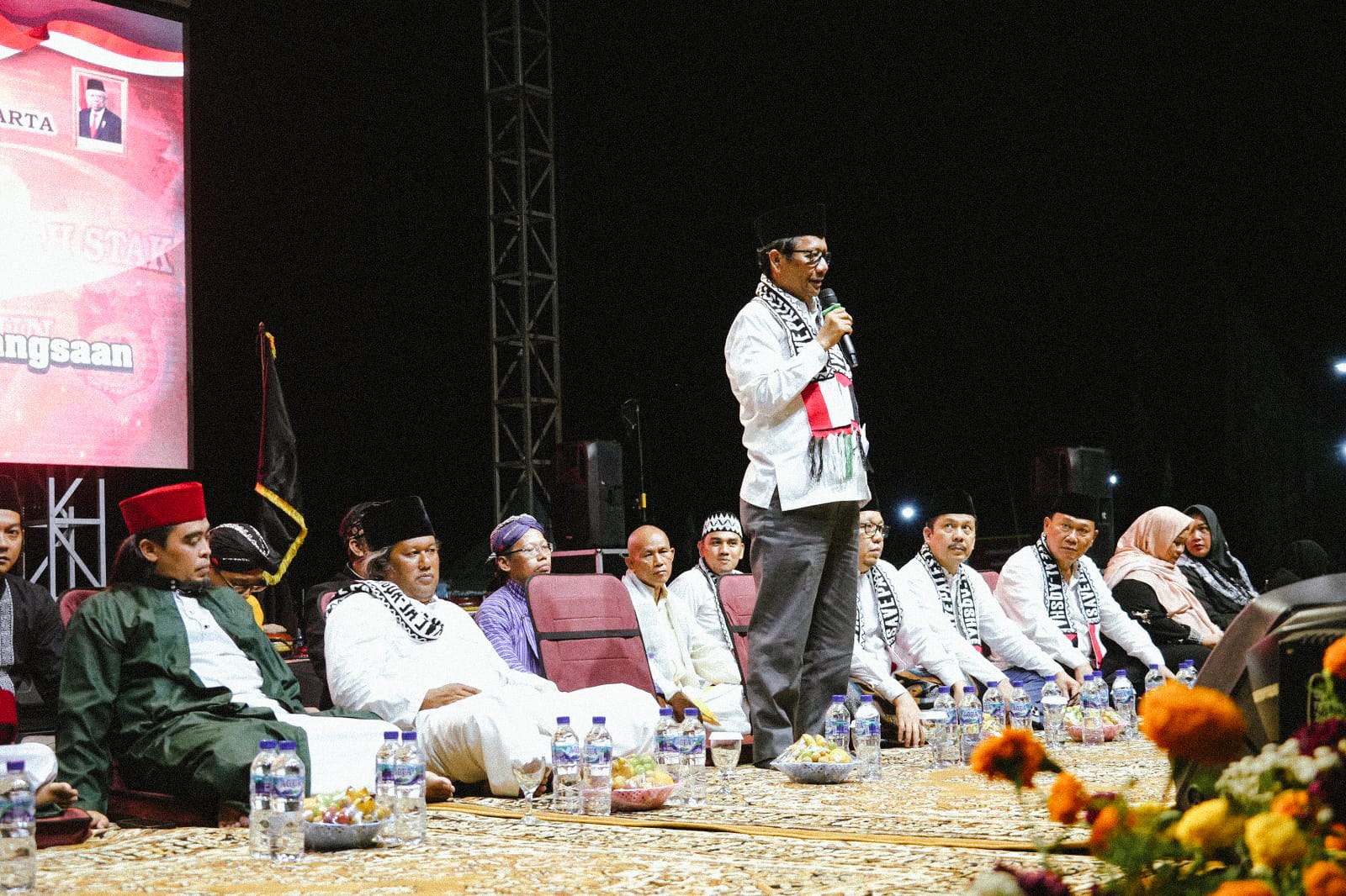 Mahfud MD memimpin doa untuk Palestina bersama ribuan santri di Pondok Pesantren Minggir, Sleman, Daerah Istimewa Yogyakarta, Sabtu (4/11/2023). (Foto: Istimewa)