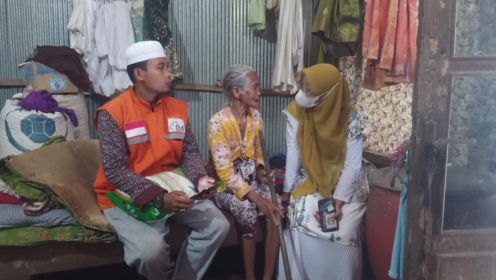 Yustin Animawati relawan fisioterapi membuka layanan terapi gratis secara door to door bagi penyandang disabilitas dan anak-anak berkebutuhan khusus di Kabupaten Sampang. (Foto: Istimewa)