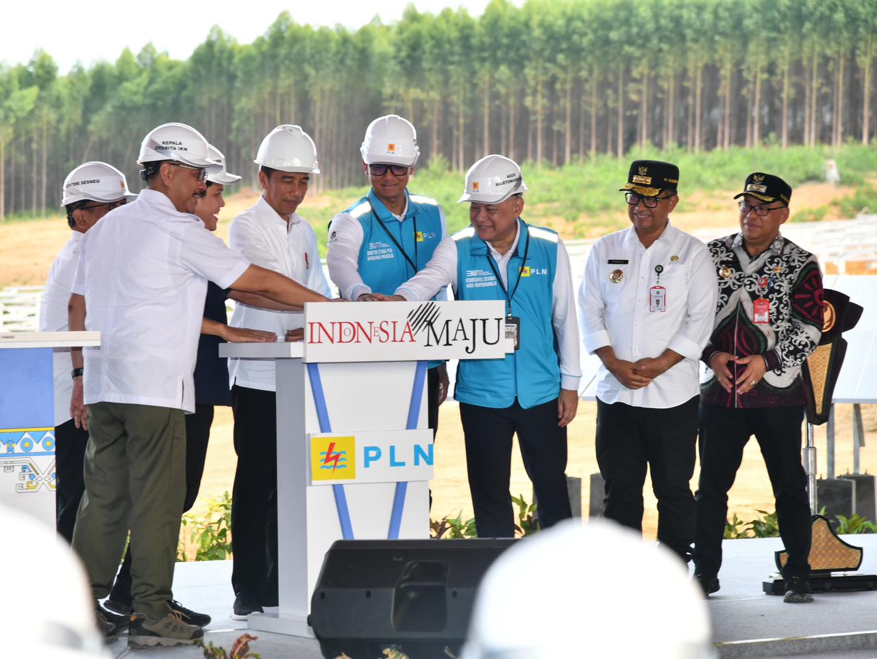 Prosesi penekanan tombol sebagai tanda dimulainya groundbreaking PLTS Ibu Kota Negara Nusantara 50 MW, Kamis (2/10). (Foto: BPMI Setpres) 