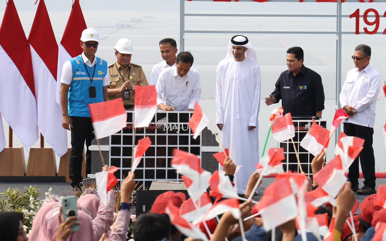 Presiden Republik Indonesia Joko Widodo (tengah) menandatangani prasasti peresmian Pembangkit Listrik Tenaga Surya (PLTS) Terapung Cirata di Purwakarta, Jawa Barat, Kamis (9/11). (Foto: Istimewa) 