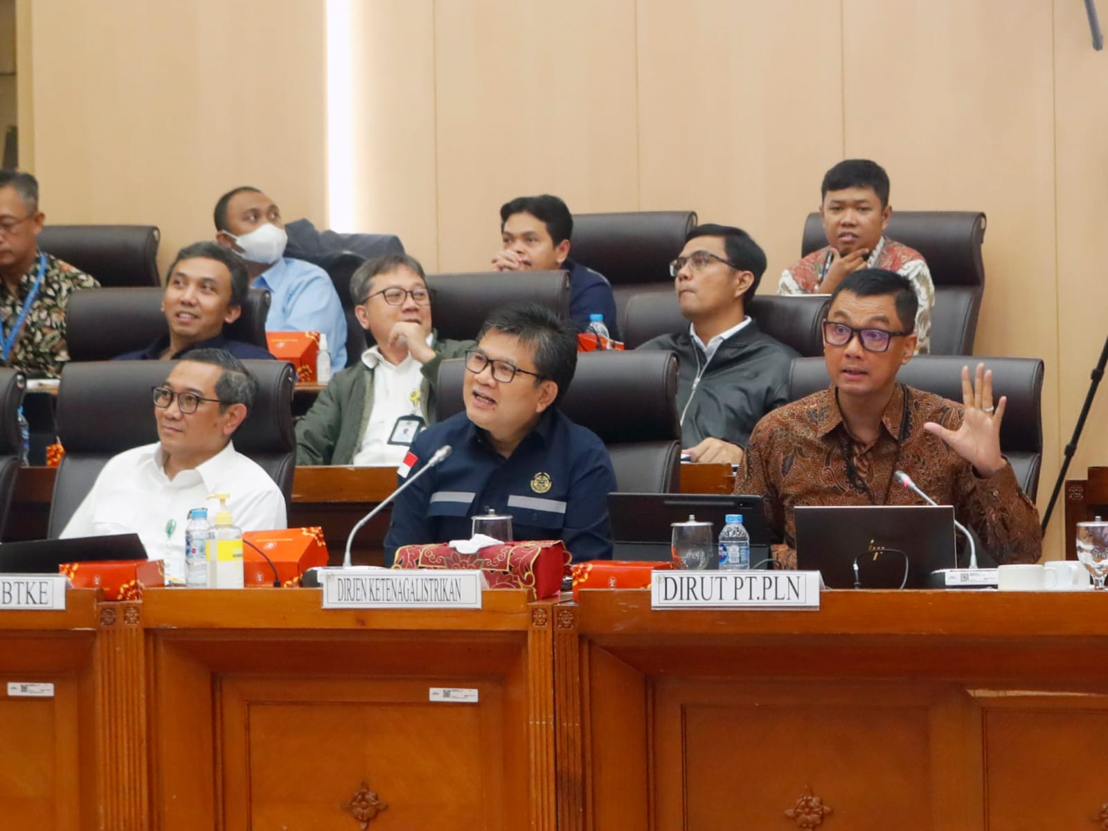 Direktur Utama PLN Darmawan Prasodjo (kanan) saat memaparkan skenario Accelerated Renewable Energy Development (ARED) untuk meningkatkan penggunaan energi terbarukan di Indonesia pada Rapat Dengar Pendapat dengan Komisi VII DPR RI, Rabu (15/11), di Jakarta. (Foto: Istimewa) 