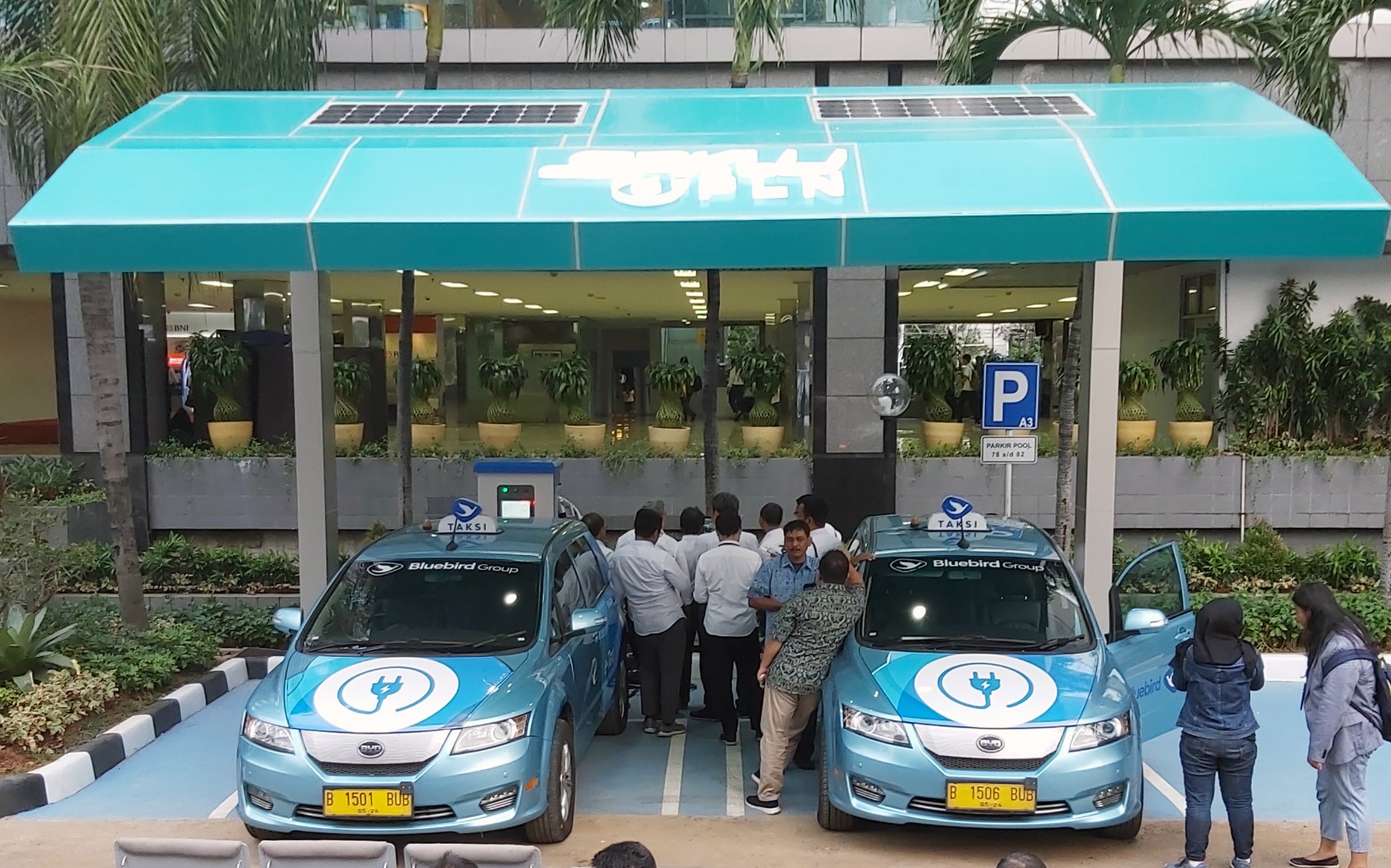 Kendaraan taksi milik Blue Bird melakukan pengisian daya listrik di Stasiun Pengisian Kendaraan Listrik Umum (SPKLU) di PLN Kantor Pusat, Jakarta. (Foto: Istimewa) 