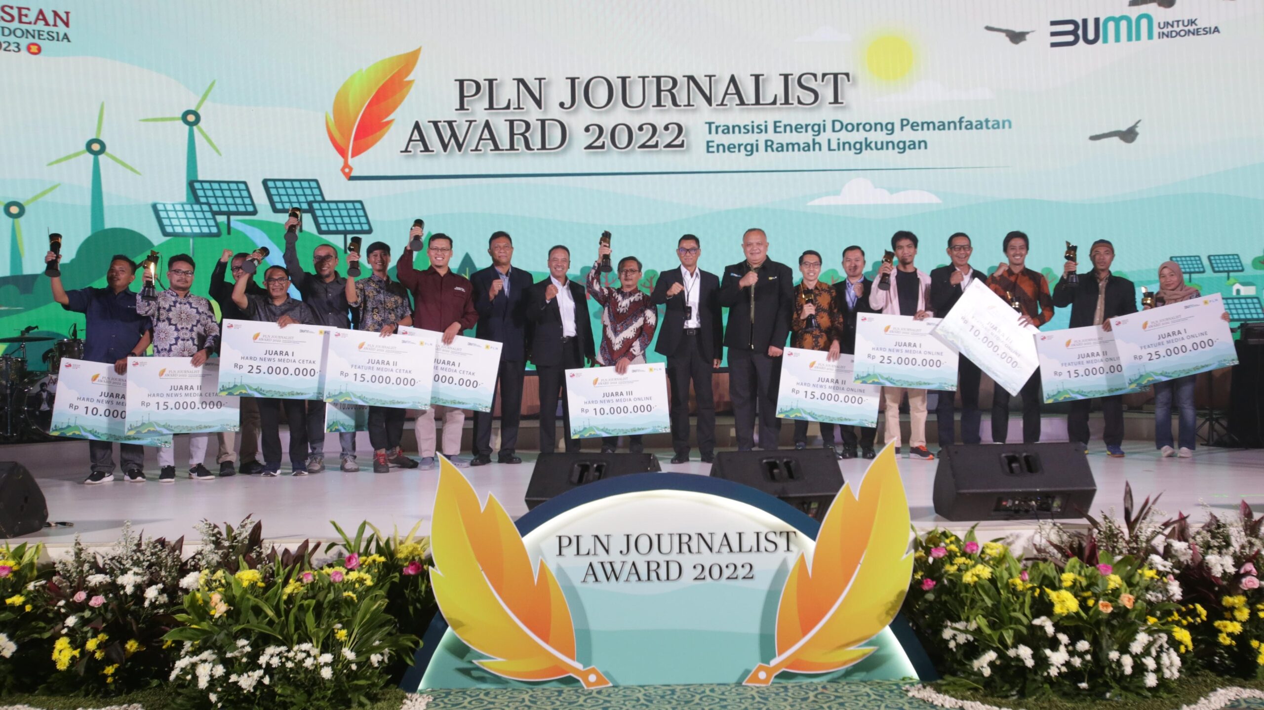 Penyerahan penghargaan kepada pemenang PLN Journalist Award 2022. (Foto: Istimewa) 