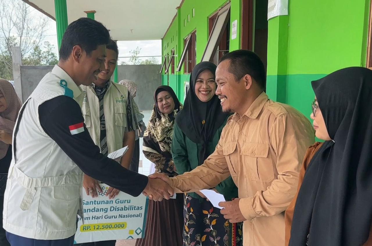Senyum haru Sodikin (Kanan) setelah menerima kado manis dari YBM PLN UIP3B Kalimantan. (Foto: Istimewa) 