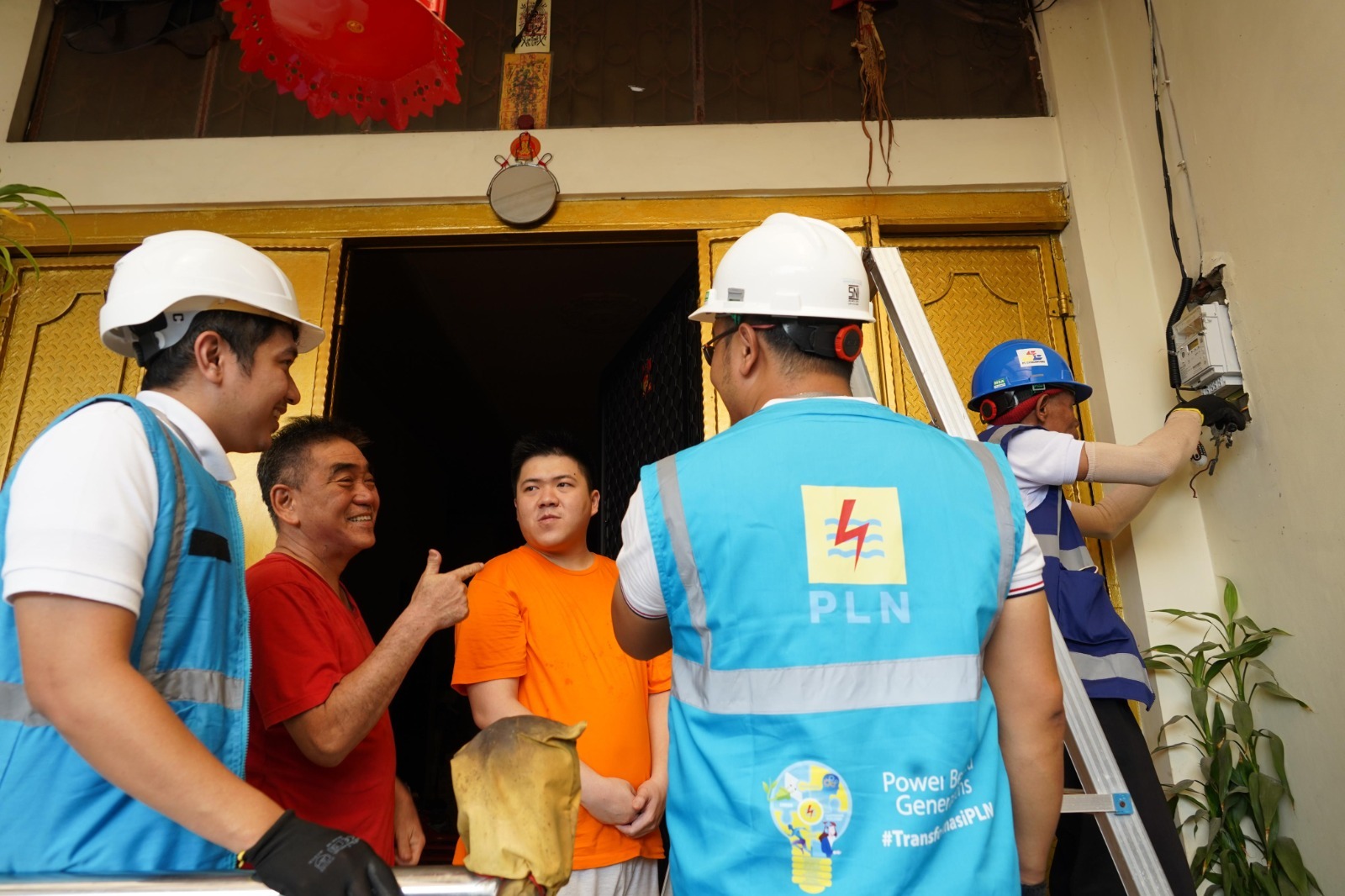 Petugas PLN melakukan pemasangan Smart Meter Advanced Metering Infrastructure di rumah pelanggan di Bandengan, Jakarta. (Foto: Istimewa) 