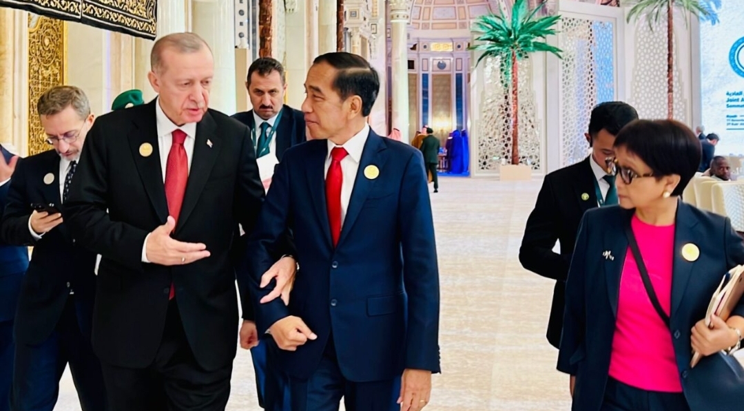 Presiden Jokowi melakukan pertemuan bilateral dengan Presiden Turki, Recep Tayyip Erdogan, di sela-sela Konferensi Tingkat Tinggi (KTT) Luar Biasa Organisasi Kerja Sama Islam (OKI) di Riyadh, Arab Saudi, Sabtu, 11 November 2023. (Foto: BPMI Setpres) 