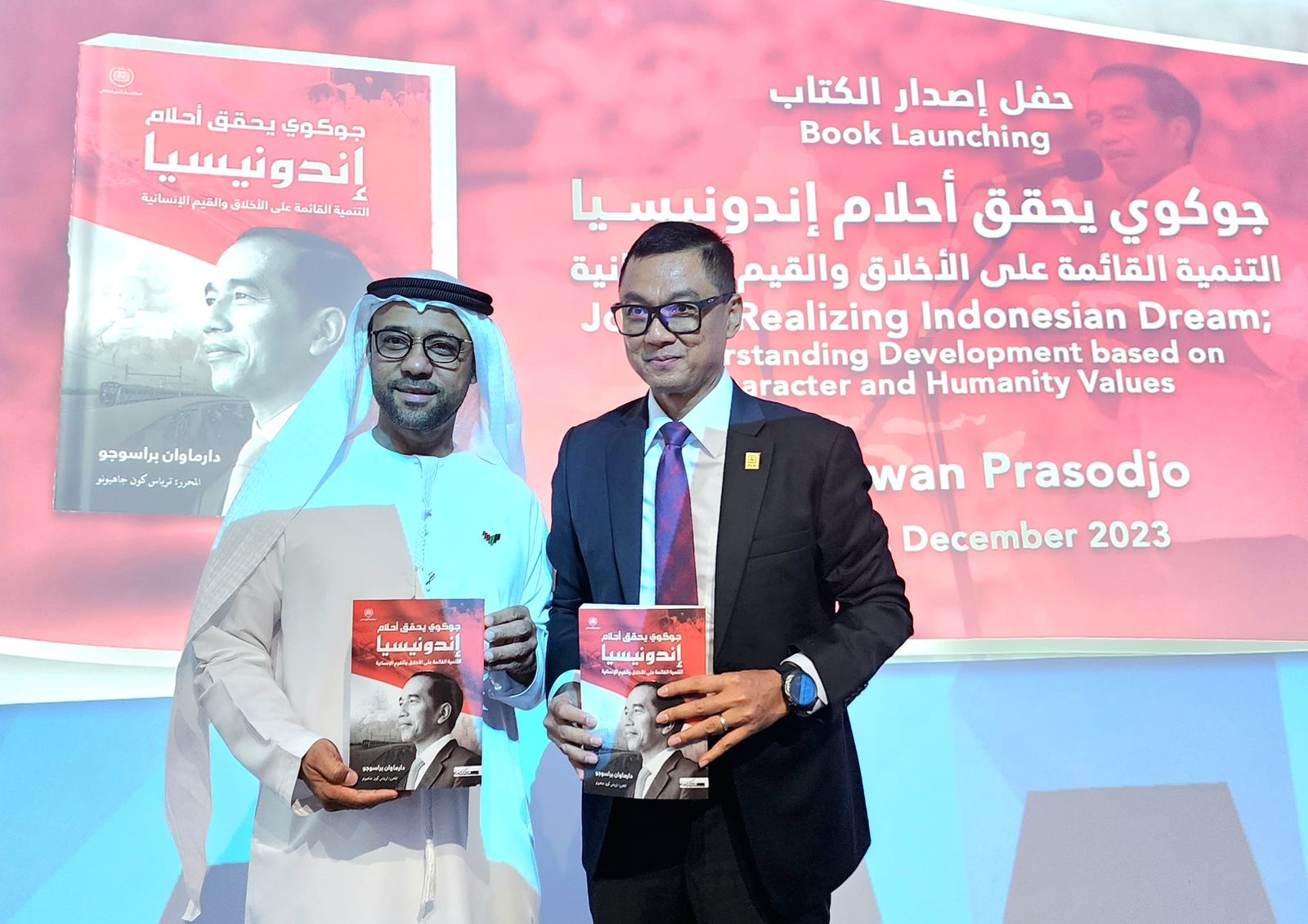 Direktur Utama PLN Darmawan Prasodjo yang juga selaku penulis memberikan langsung buku biografi “Jokowi Mewujudkan Mimpi Indonesia” versi Bahasa Arab kepada Duta Besar Uni Emirat Arab (UEA) untuk Indonesia Abdulla Salem Aldhaheri di sela-sela acara COP28 di Dubai, Uni Emirat Arab pada Sabtu (2/12). (Foto: Istimewa) 