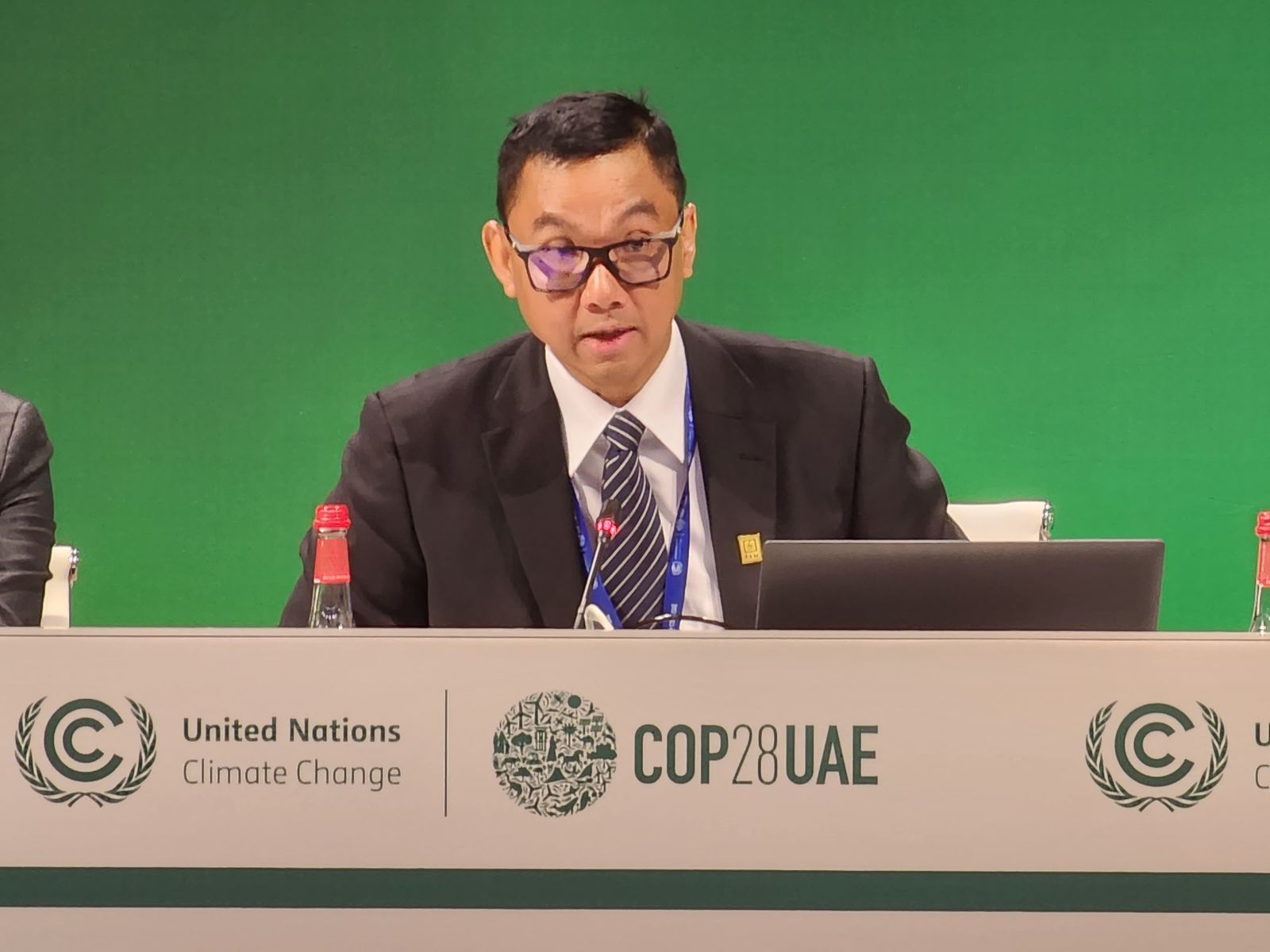 Direktur Utama PLN Darmawan Prasodjo menegaskan bahwa PLN telah memiliki roadmap yang jelas dalam memimpin transisi energi di Indonesia dalam sesi diskusi “From Concept to Impact: Energizing Progress in the Global South’s Energy Transition and Investment Pathways” by GEAPP dalam rangkaian COP28 Dubai, Uni Emirat Arab, Jumat (01/12). (Foto: Istimewa) 