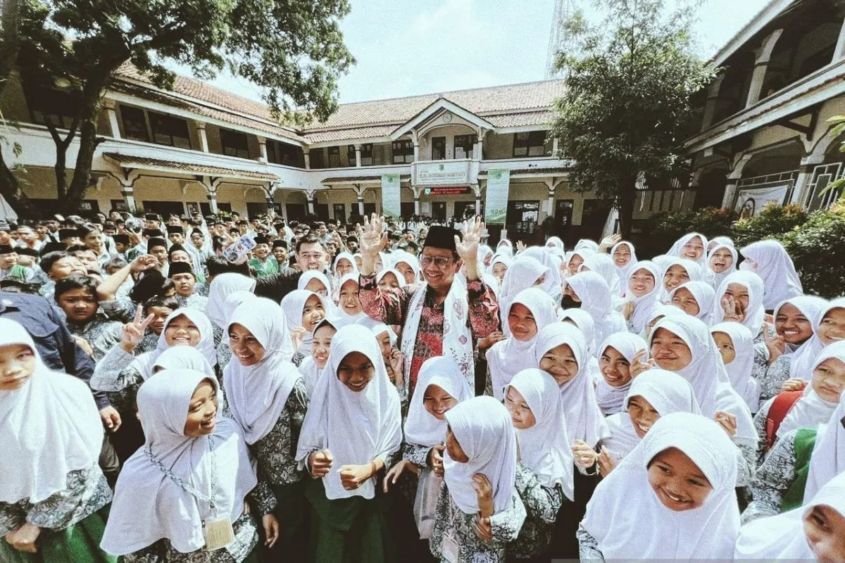 Mahfud MD menyambangi Pondok Pesantren Sirnamiskin, Bandung, pada Sabtu (16/12/2023). (Foto: Antara) 
