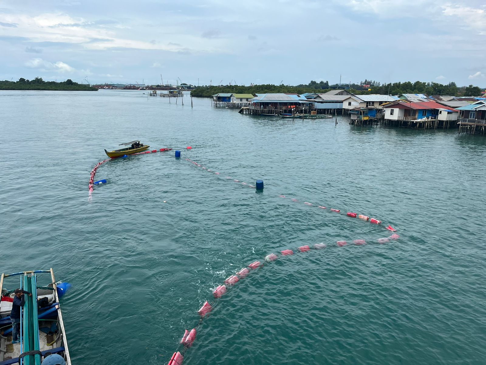 Petugas PLN melakukan pemasangan  kabel laut tegangan menengah 20 kilovolt (kV) yang menghubungkan Pulau Buluh dengan Batam di Kepulauan Riau. (Foto: Istimewa) 