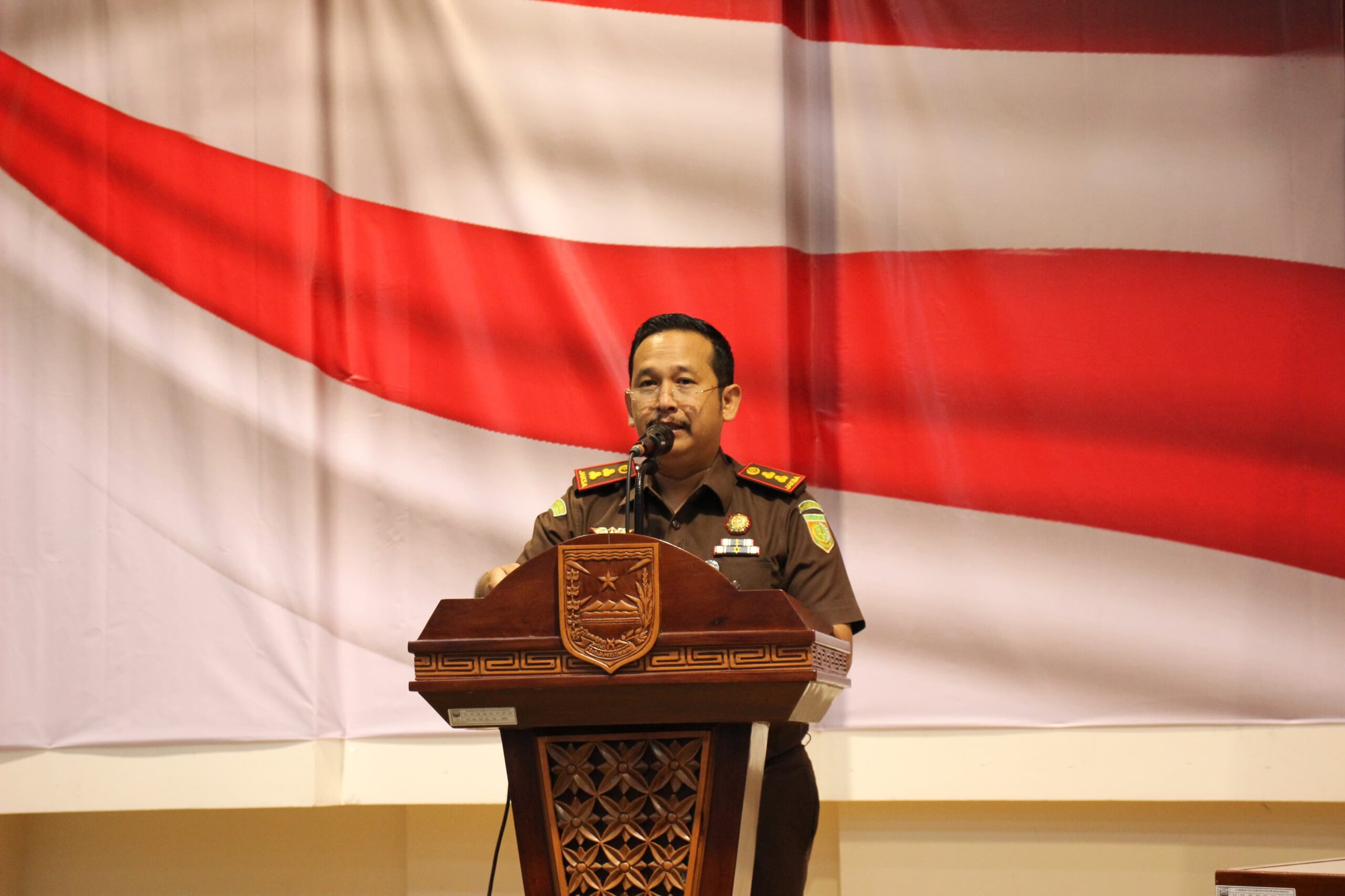 Kejari Probolinggo David P. Duarsa, saat menjadi narasumber dalam acara yang digelar KPU setempat, Kamis (28/12/2013). (Foto: Istimewa) 