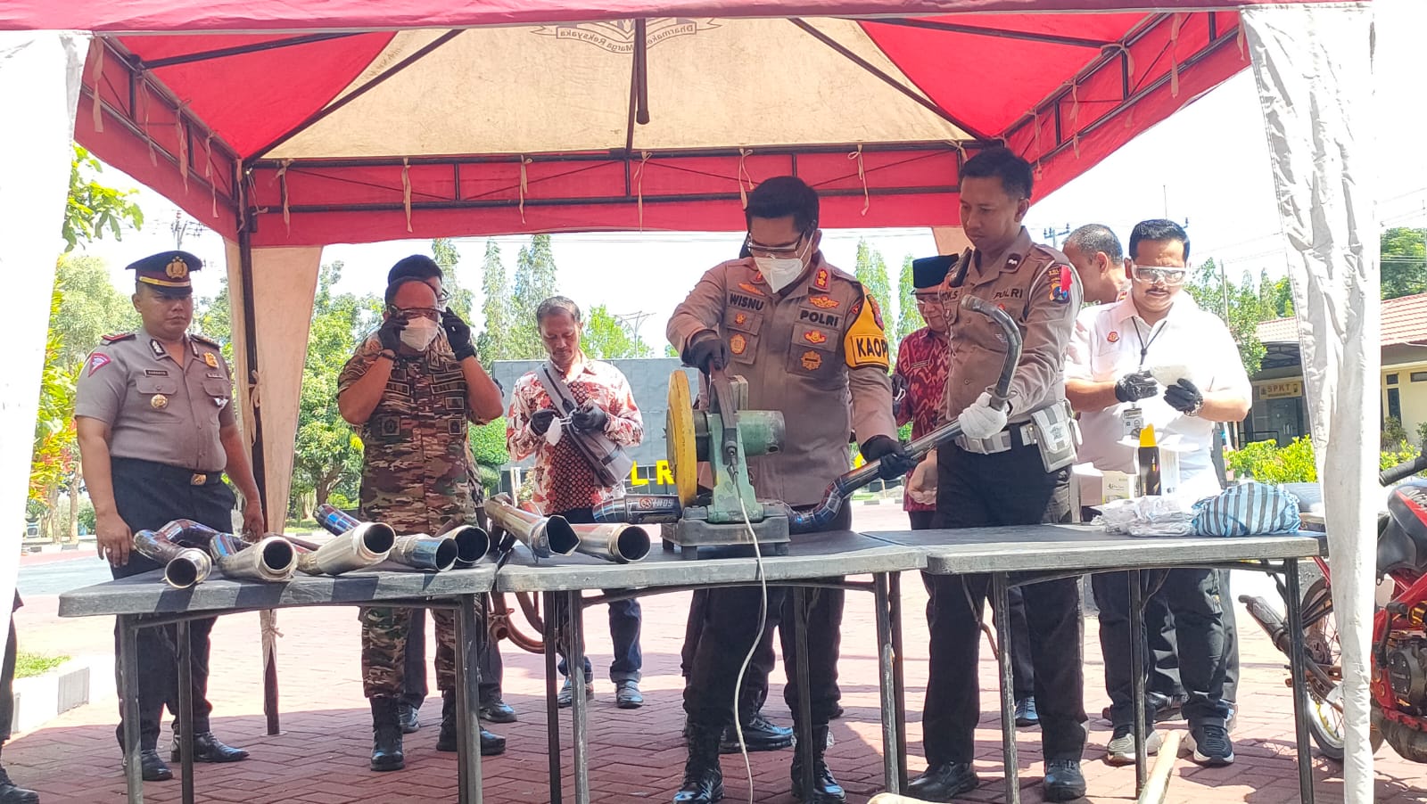 Velg dan knalpot brong dimusnahkan di Mapolres Probolinggo, Jumat (29/12/2023). (Foto: Istimewa)