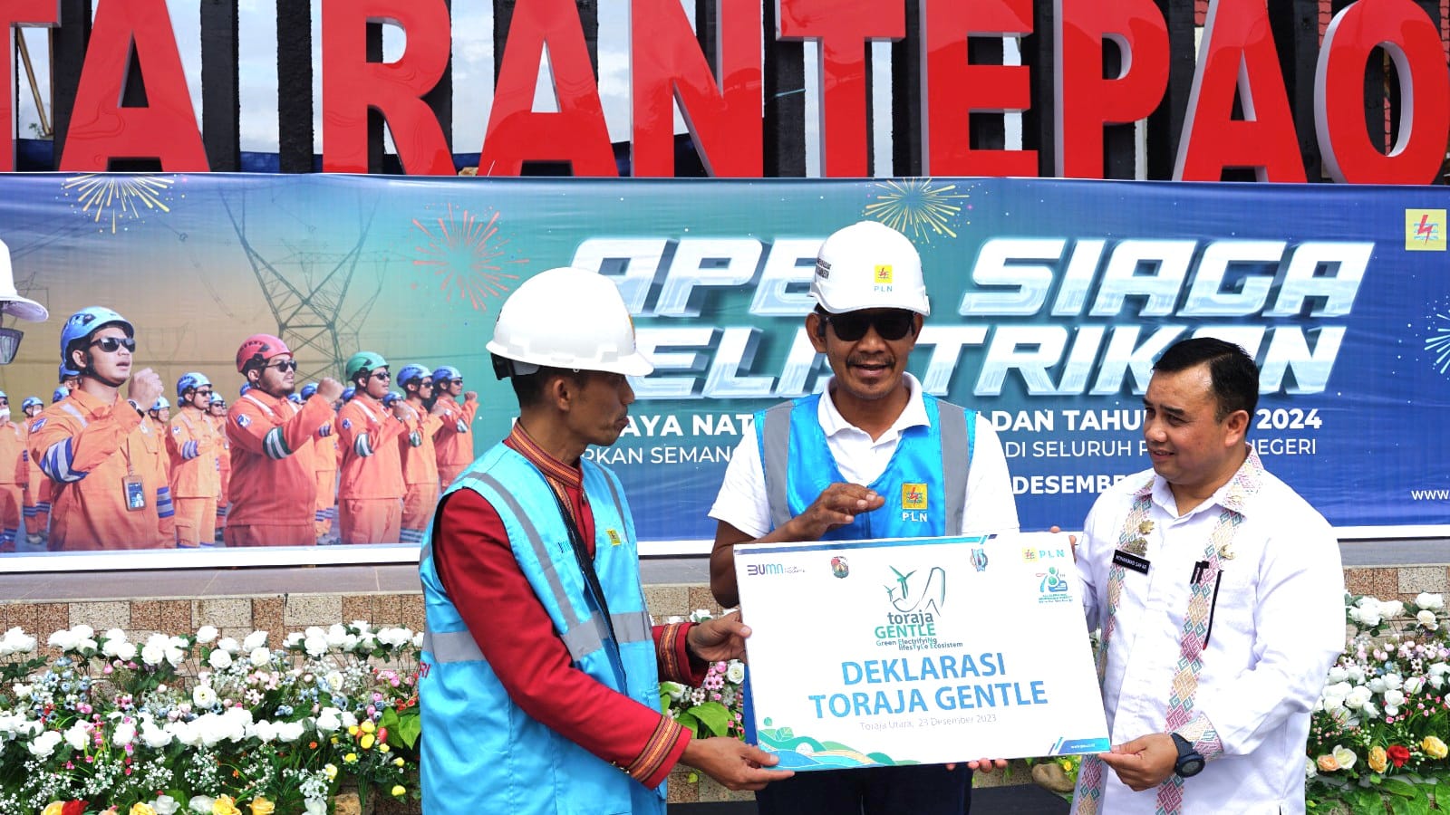 Deklarasi green tourism Toraja GENTLE yang dilaksanakan secara simbolis (23/12) oleh General Manager PLN UID Sulselrabar, Moch. Andy Adchaminoerdin (tengah), Asisten Pemerintahan dan Kesejahteraan Tana Toraja, Muhammad Safar (kanan) dan Asisten Administrasi Umum Toraja Utara, Samuel Sampe Rompon (kiri). (Foto: Istimewa) 