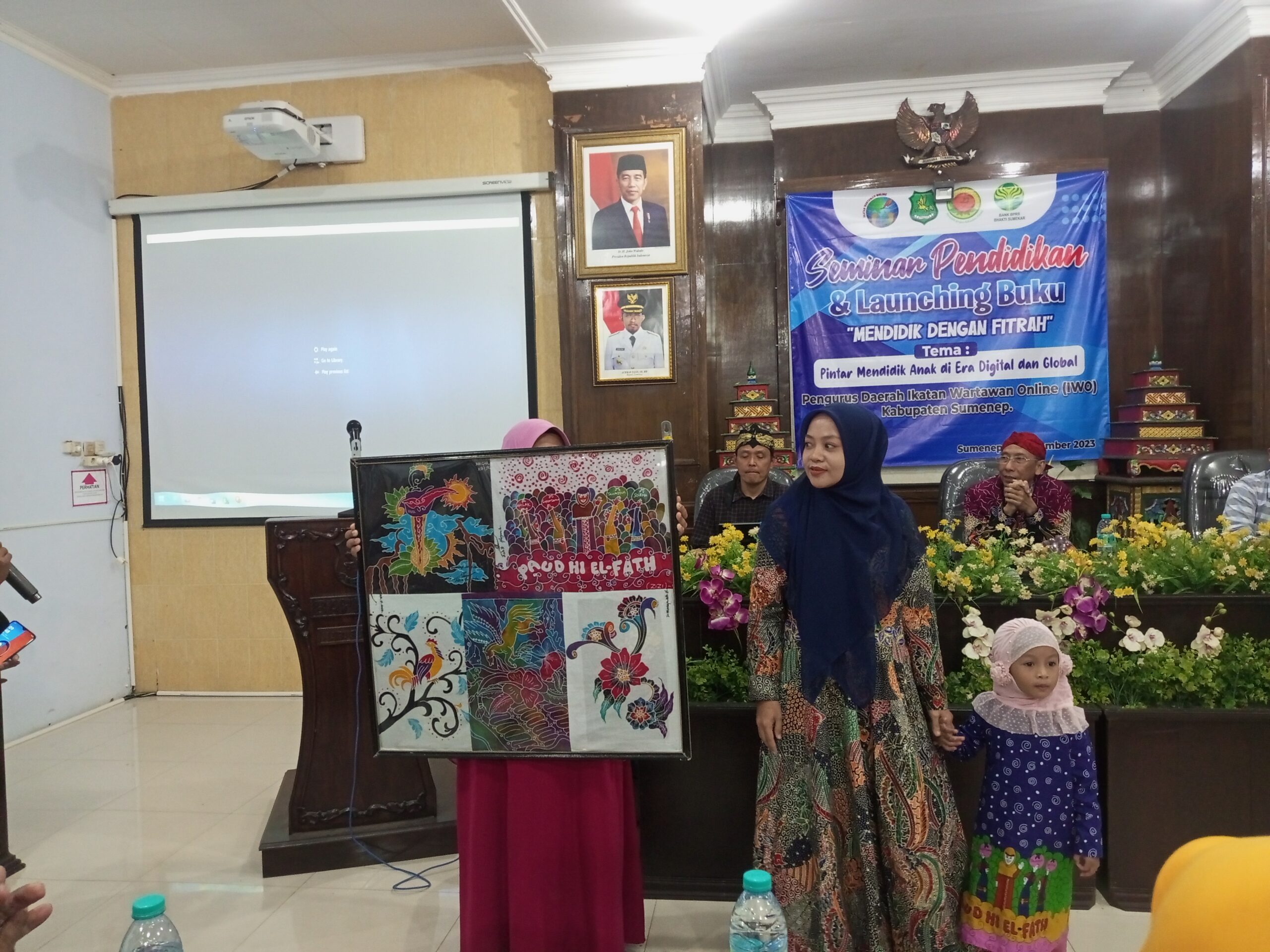 Direktur PAUD HI El-Fath Nurul Hayati, saat sambutan dalam Launching Buku Mendidik dengan Fitrah dan seragam batik baru di Aula Potre Koneng Bappeda Kabupaten Sumenep. (Foto: Serikat News)