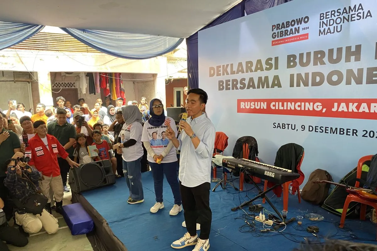 Gibran Rakabuming Raka saat menyampaikan sambutan dalam deklarasi buruh pelabuhan di Rusun Cilincing, Jakarta Utara, Sabtu (9/12/2023). (Foto: Antara)