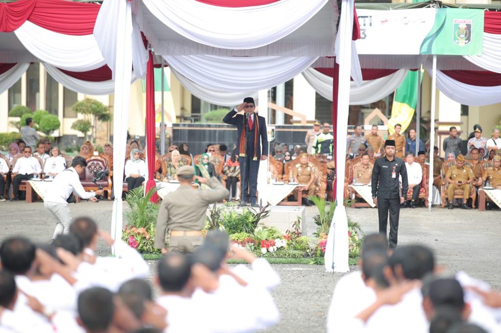 Mendes Abdul Halim Iskandar saat menjadi Inspektur Upacara Puncak Hari Bhakti Transmigrasi (HBT) ke-73 di Lapangan Kantor Bupati Lampung Timur, Provinsi Lampung, Selasa (12/12/2023). (Foto: Humas Kemendes) 