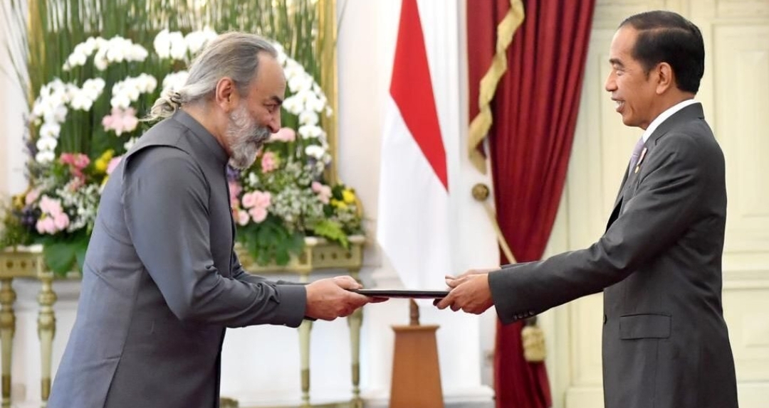 Presiden Jokowi menerima surat-surat kepercayaan dari 10 duta besar luar biasa dan berkuasa penuh (LBBP) di Istana Merdeka, Jakarta, pada Jumat, 8 Desember 2023. (Foto: BPMI Setpres) 